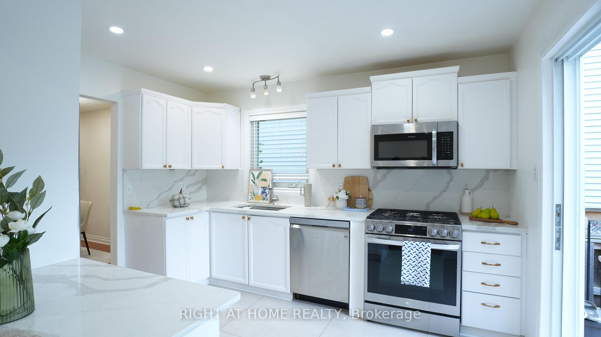 Photo 22 of 672 Farmbrook Crescent, Ottawa, Fallingbrook/Ridgemount — HOMEH