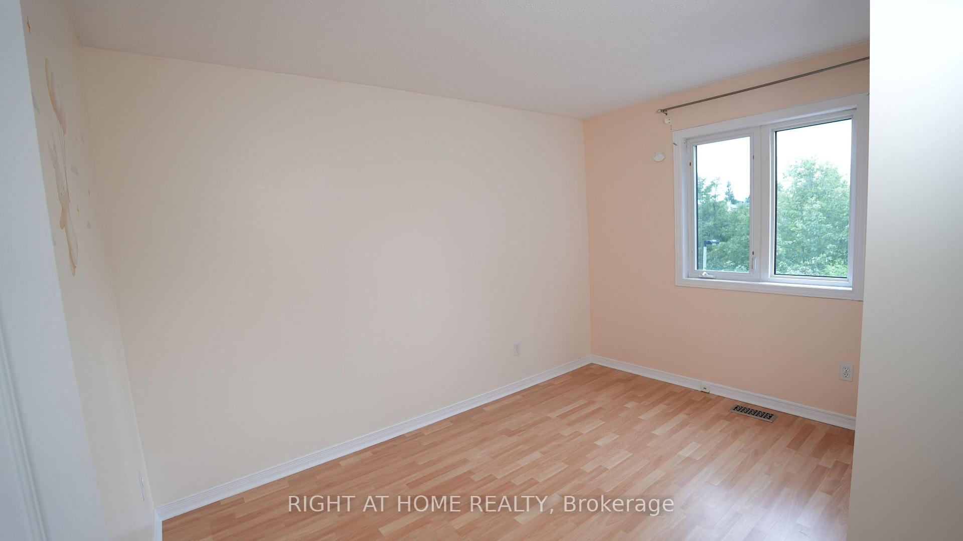 Photo 32 of 672 Farmbrook Crescent, Ottawa, Fallingbrook/Ridgemount — HOMEH