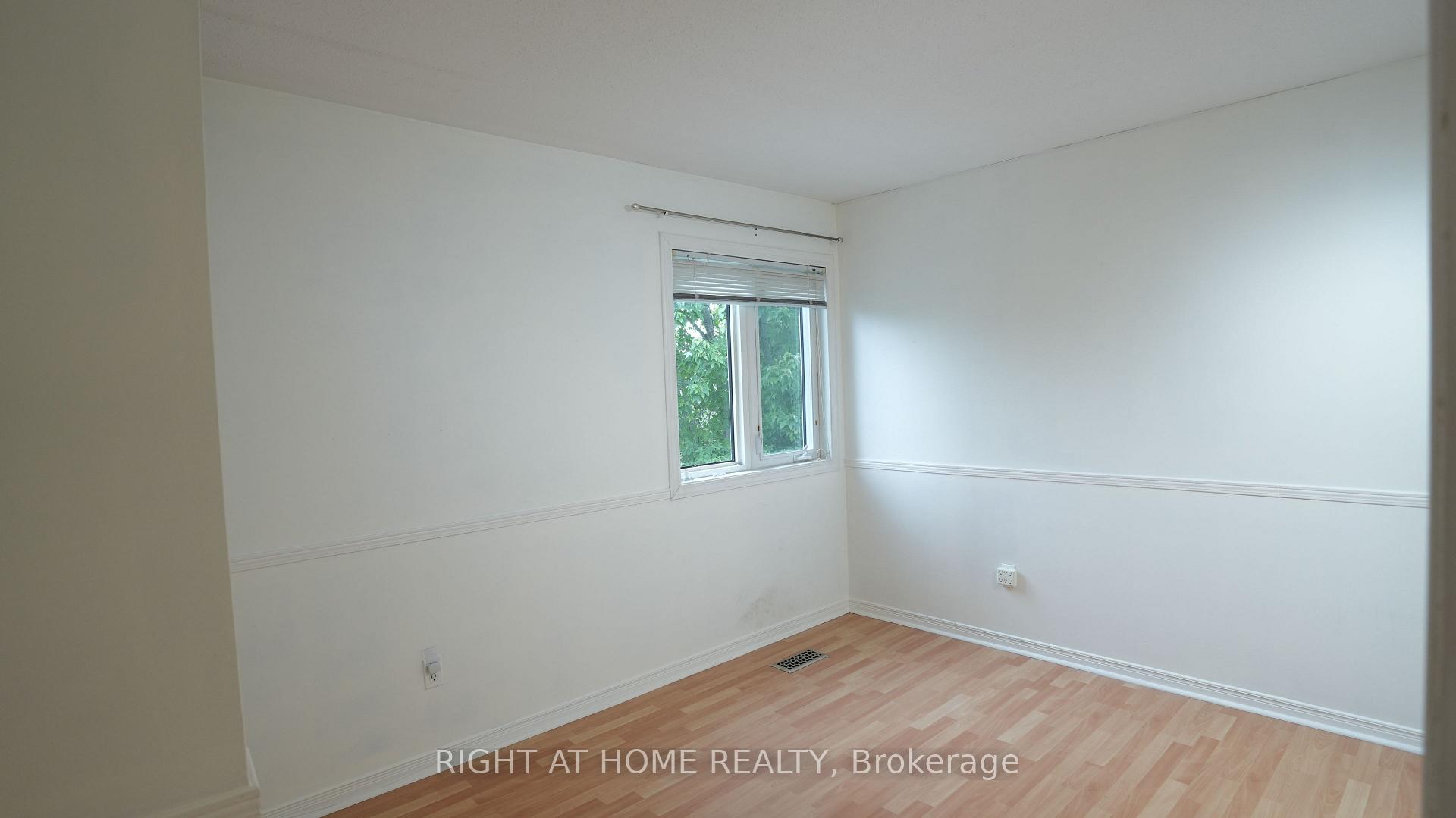 Photo 33 of 672 Farmbrook Crescent, Ottawa, Fallingbrook/Ridgemount — HOMEH