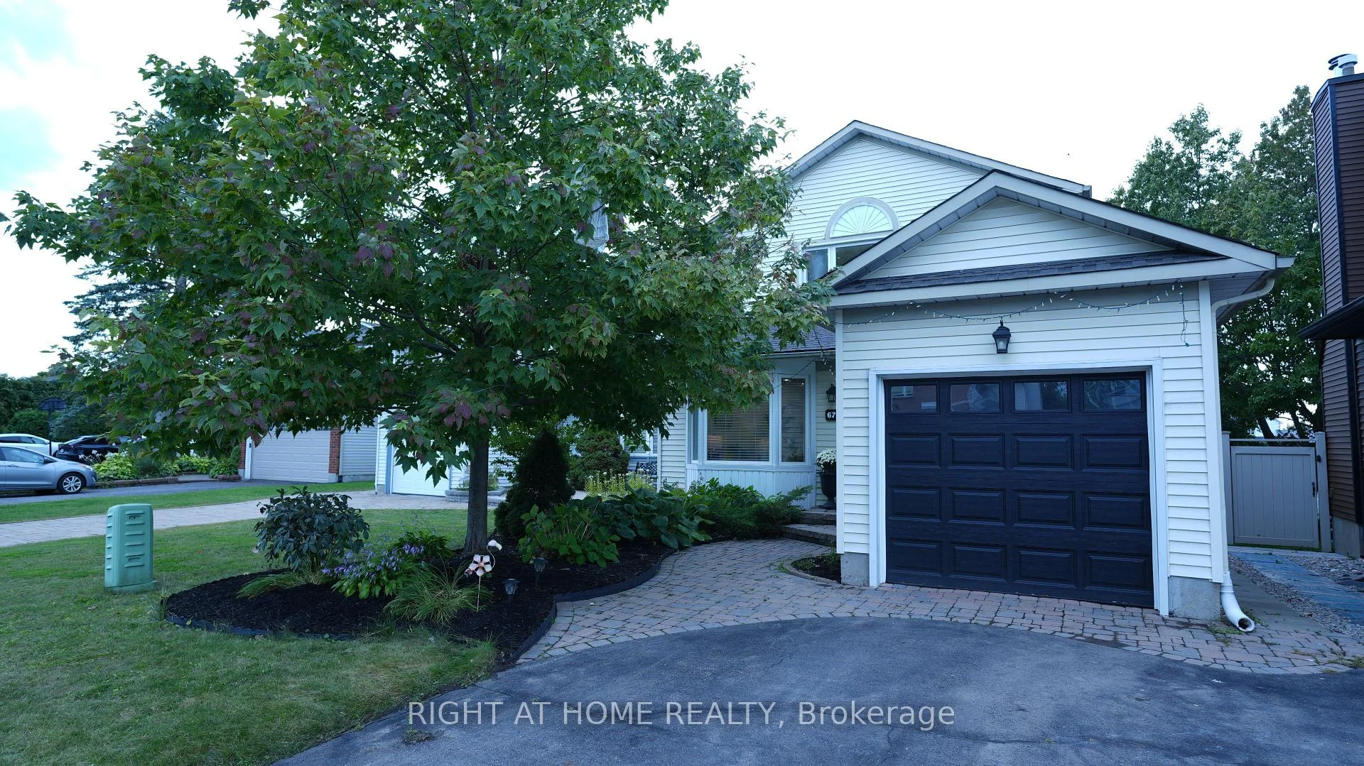 Photo 2 of 672 Farmbrook Crescent, Ottawa, Fallingbrook/Ridgemount — HOMEH