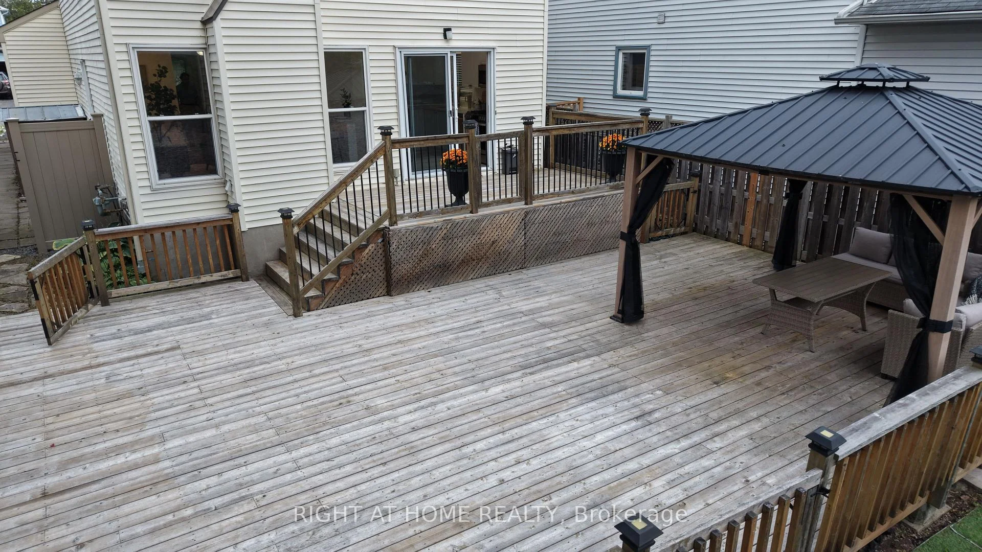 Photo 3 of 672 Farmbrook Crescent, Ottawa, Fallingbrook/Ridgemount — HOMEH