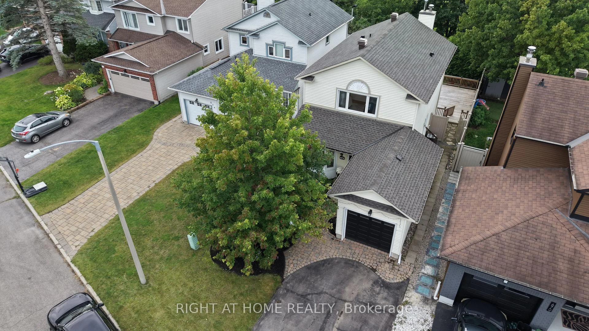 Photo 5 of 672 Farmbrook Crescent, Ottawa, Fallingbrook/Ridgemount — HOMEH