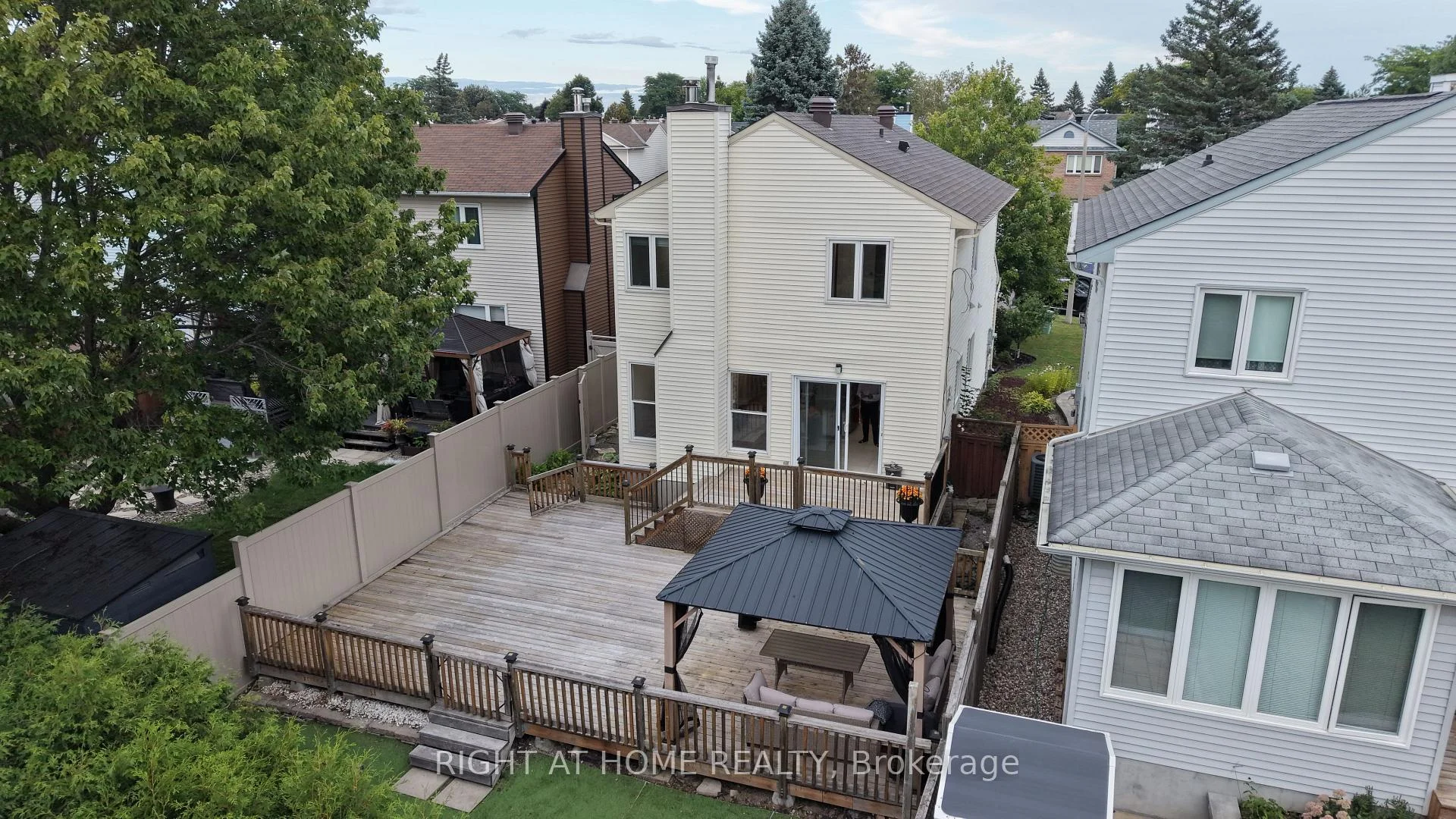 Photo 9 of 672 Farmbrook Crescent, Ottawa, Fallingbrook/Ridgemount — HOMEH