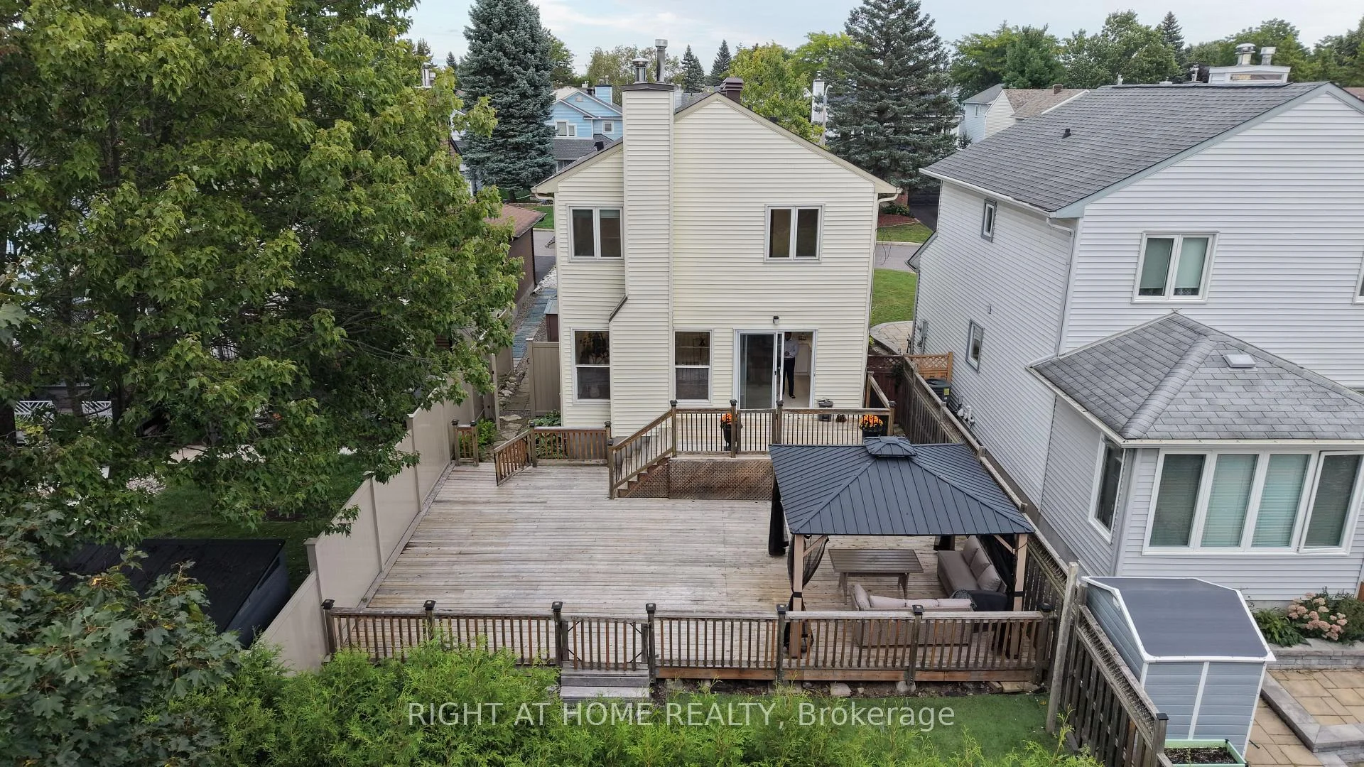 Photo 10 of 672 Farmbrook Crescent, Ottawa, Fallingbrook/Ridgemount — HOMEH