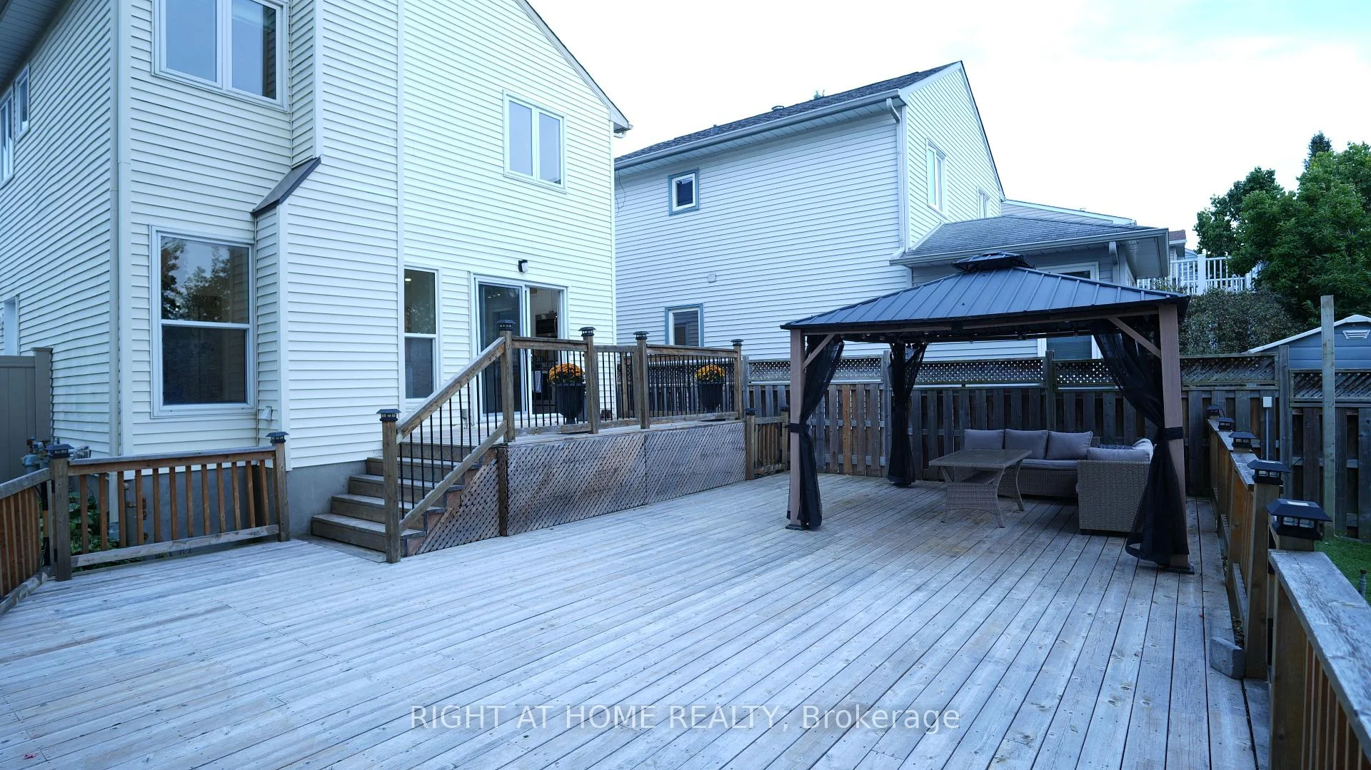 Photo 37 of 672 Farmbrook Crescent, Ottawa, Fallingbrook/Ridgemount — HOMEH