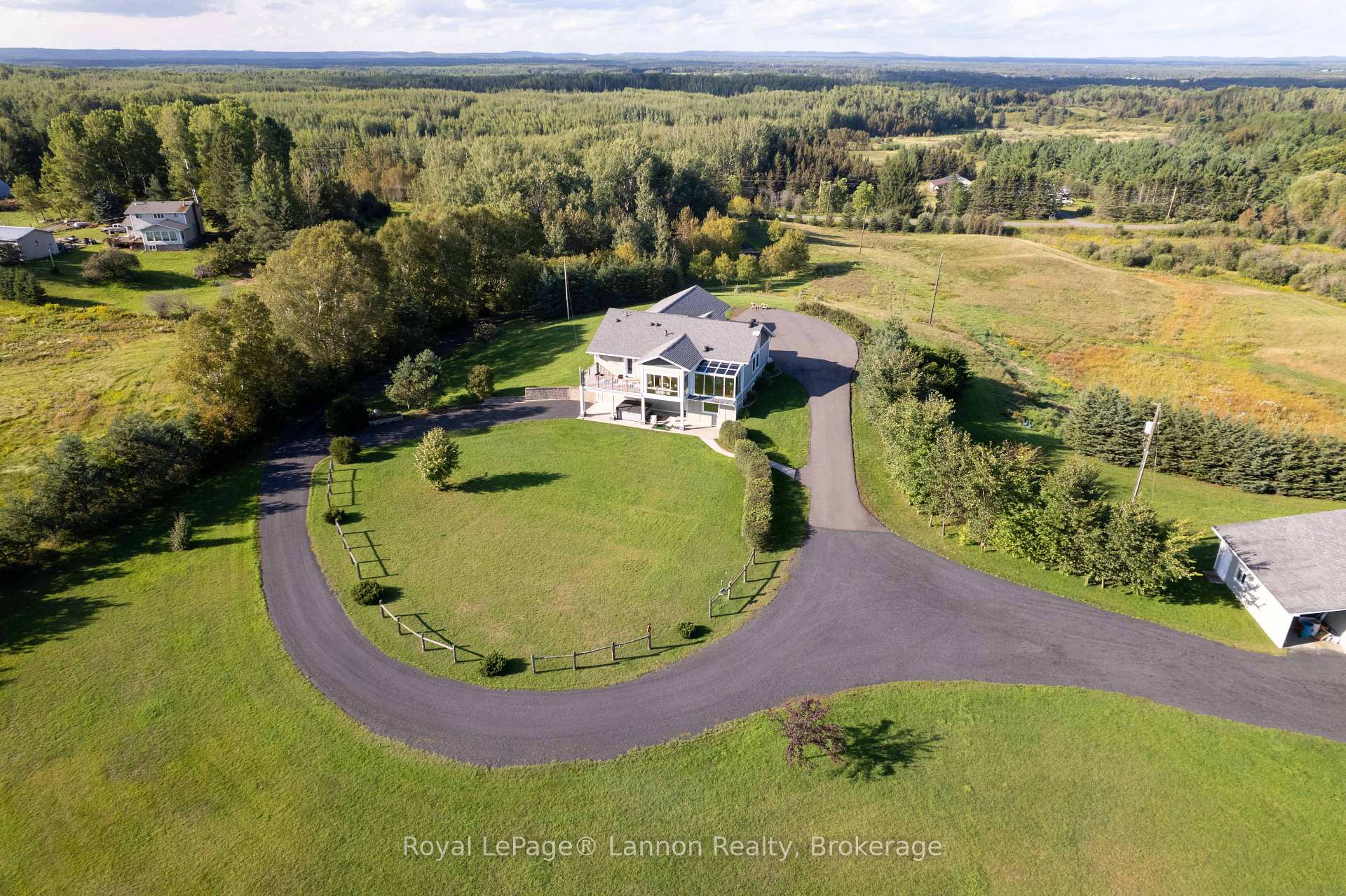 Photo 5 of 401 Barrie Drive, Oliver Paipoonge, Kakabeka Falls — HOMEH