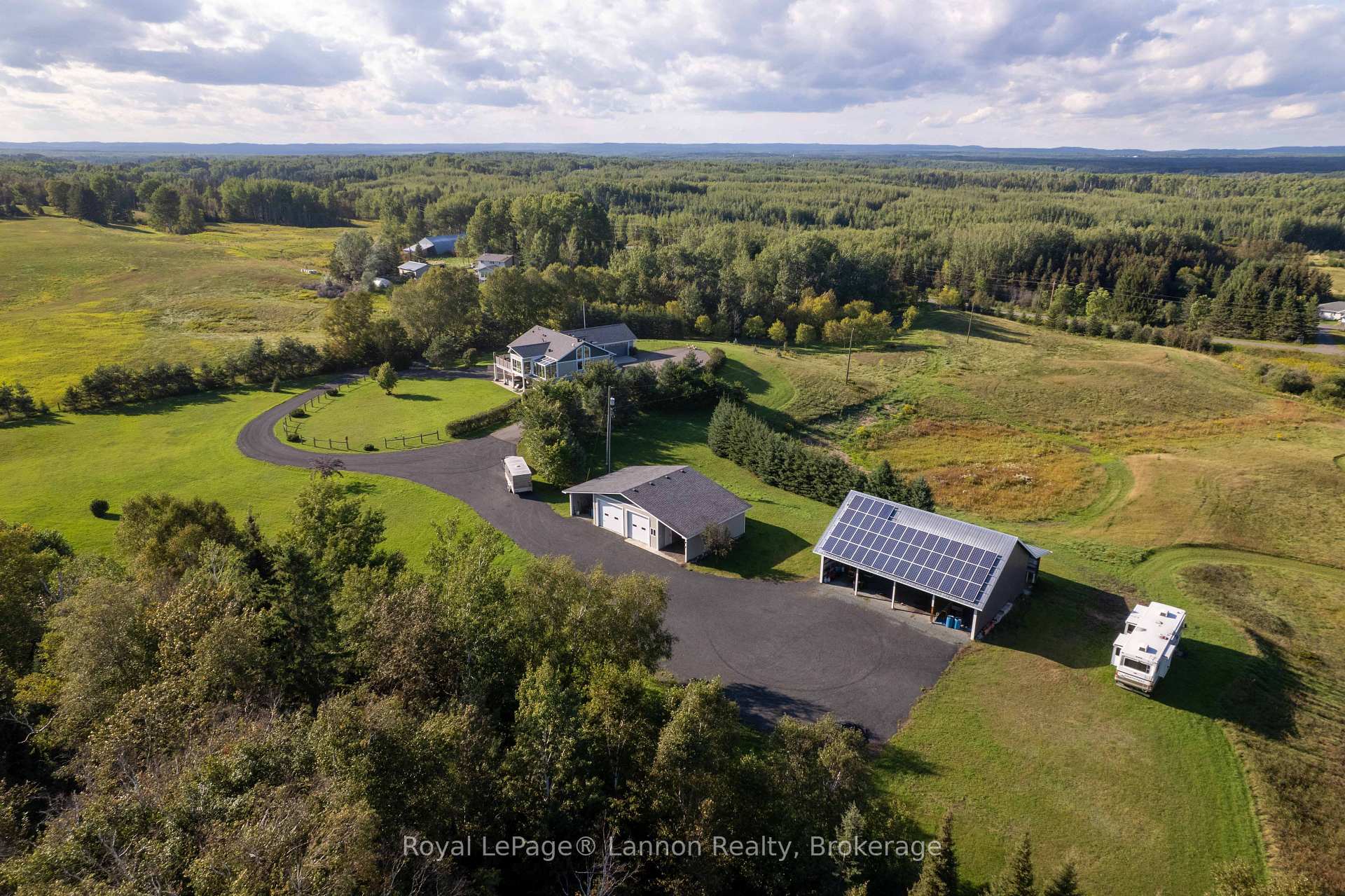 Photo 7 of 401 Barrie Drive, Oliver Paipoonge, Kakabeka Falls — HOMEH