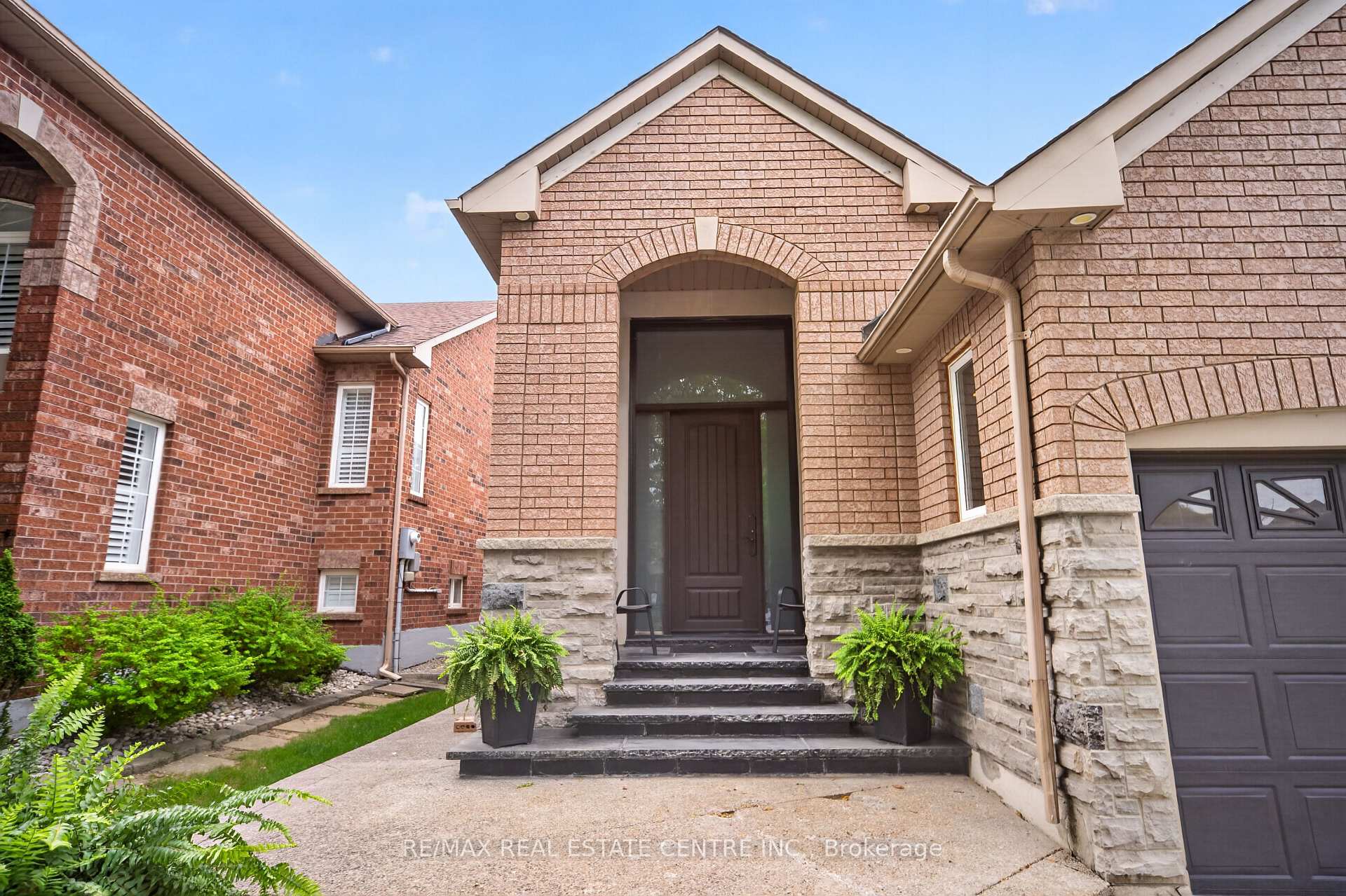 Photo 2 of 3 Twin Willow Crescent, Brampton, Snelgrove — HOMEH