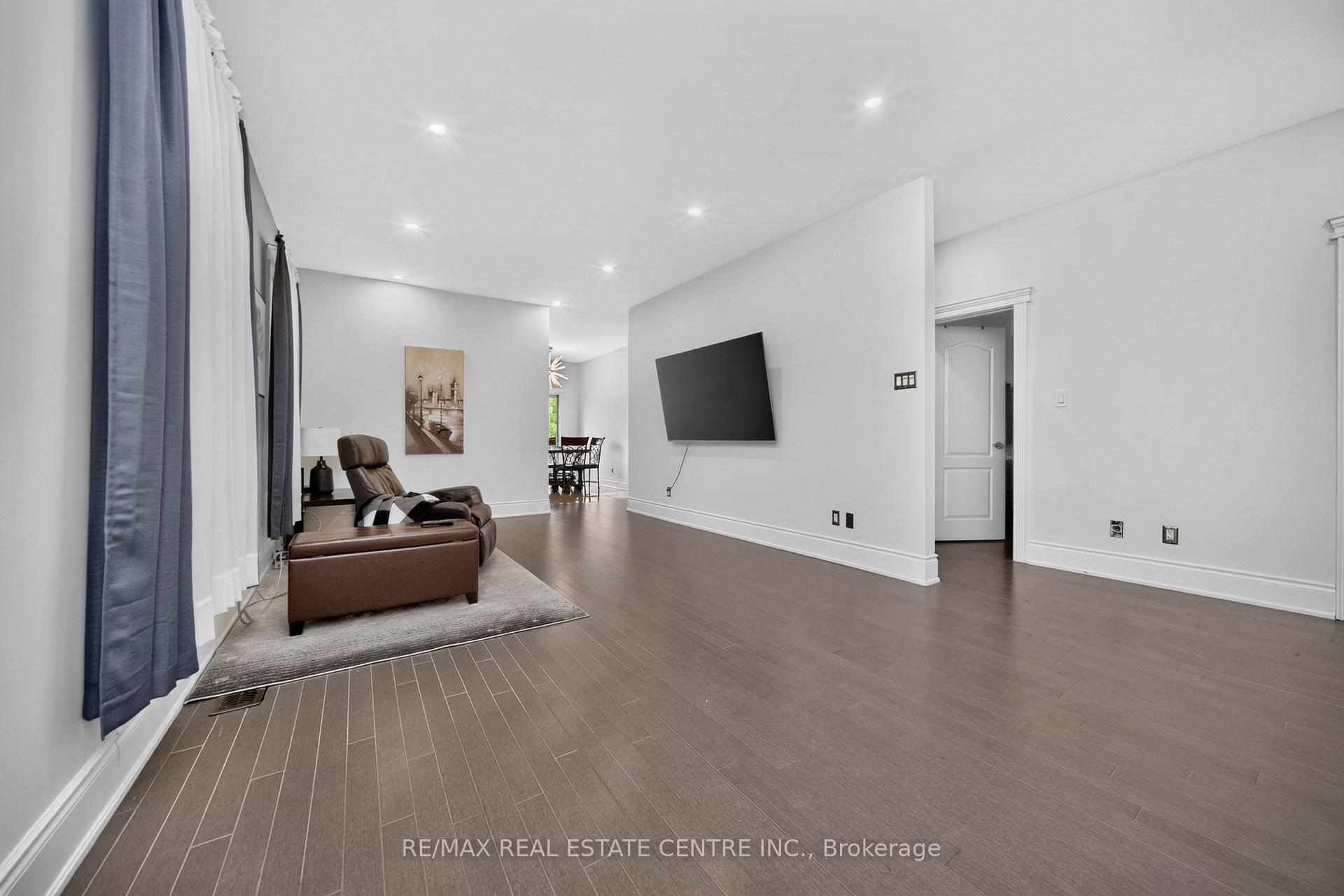Photo 5 of 3 Twin Willow Crescent, Brampton, Snelgrove — HOMEH