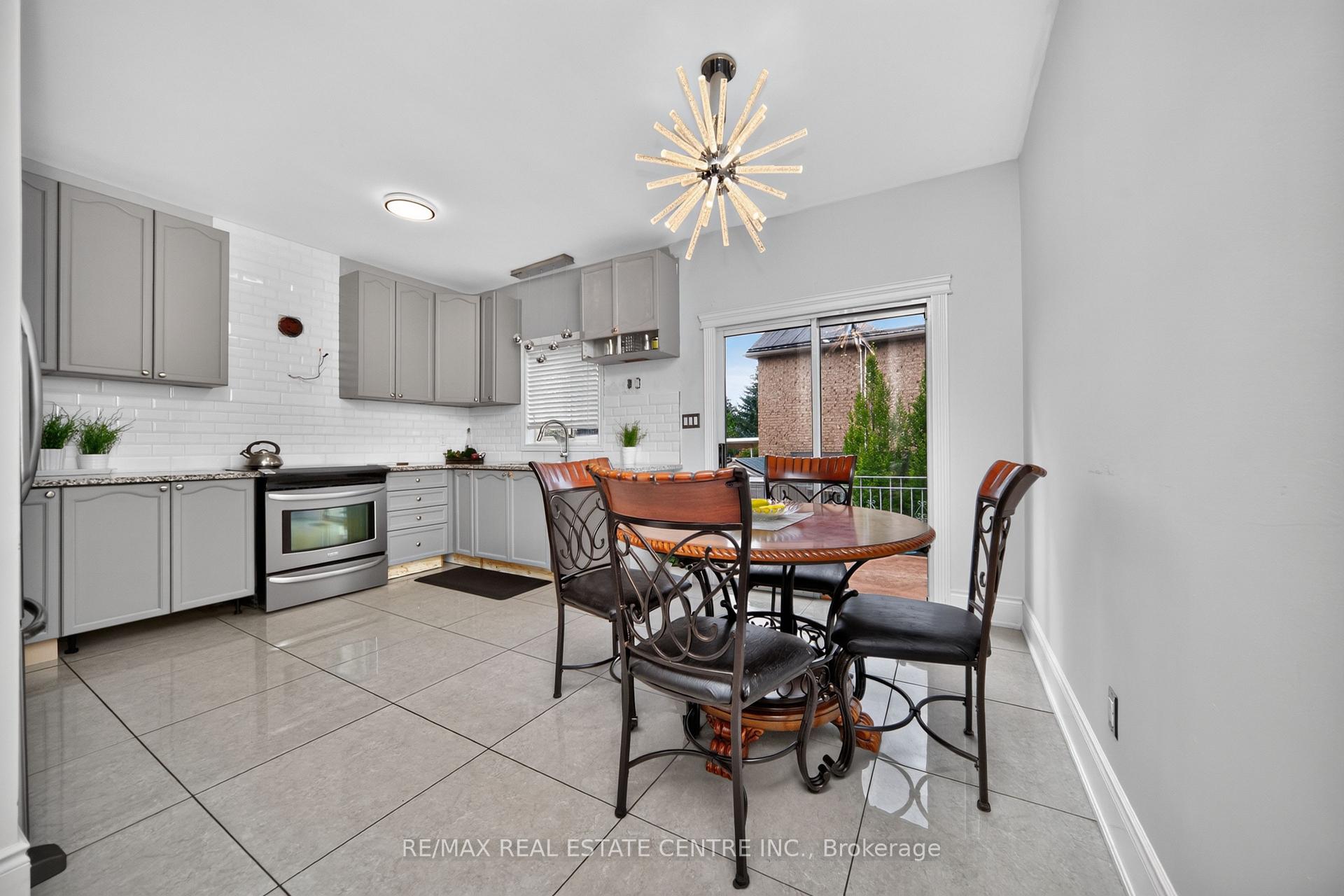 Photo 6 of 3 Twin Willow Crescent, Brampton, Snelgrove — HOMEH