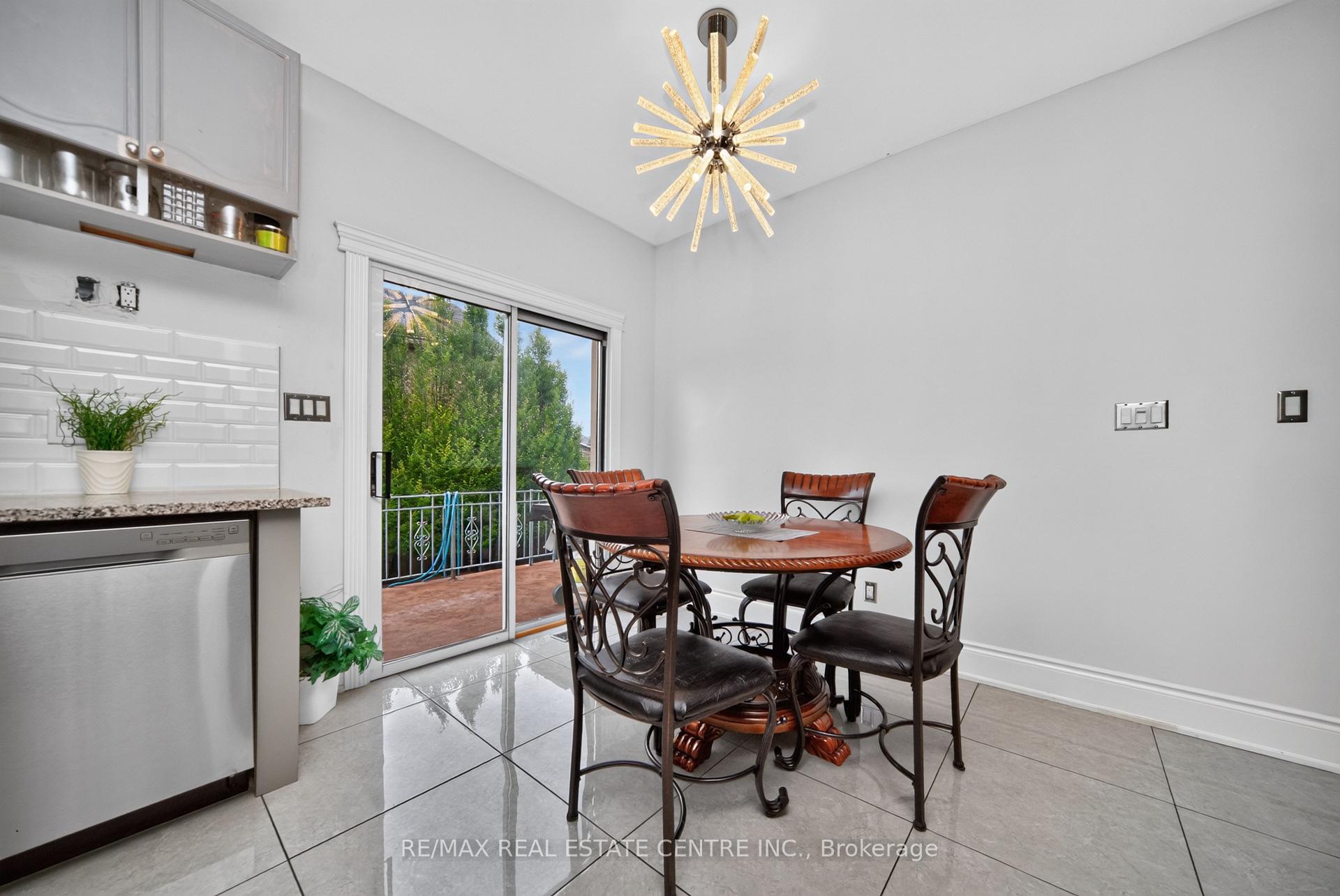 Photo 7 of 3 Twin Willow Crescent, Brampton, Snelgrove — HOMEH