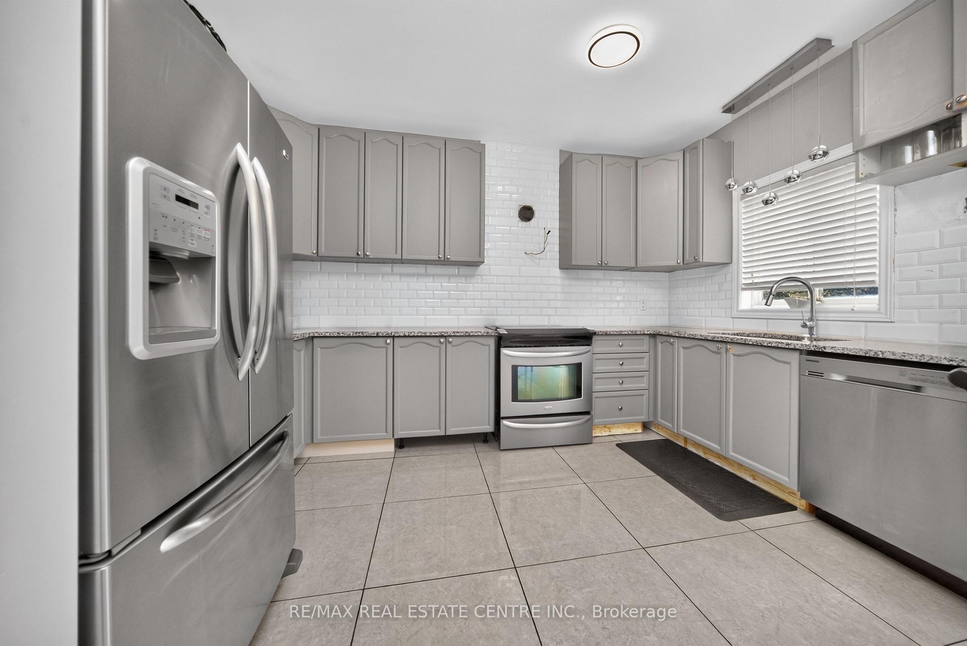 Photo 8 of 3 Twin Willow Crescent, Brampton, Snelgrove — HOMEH