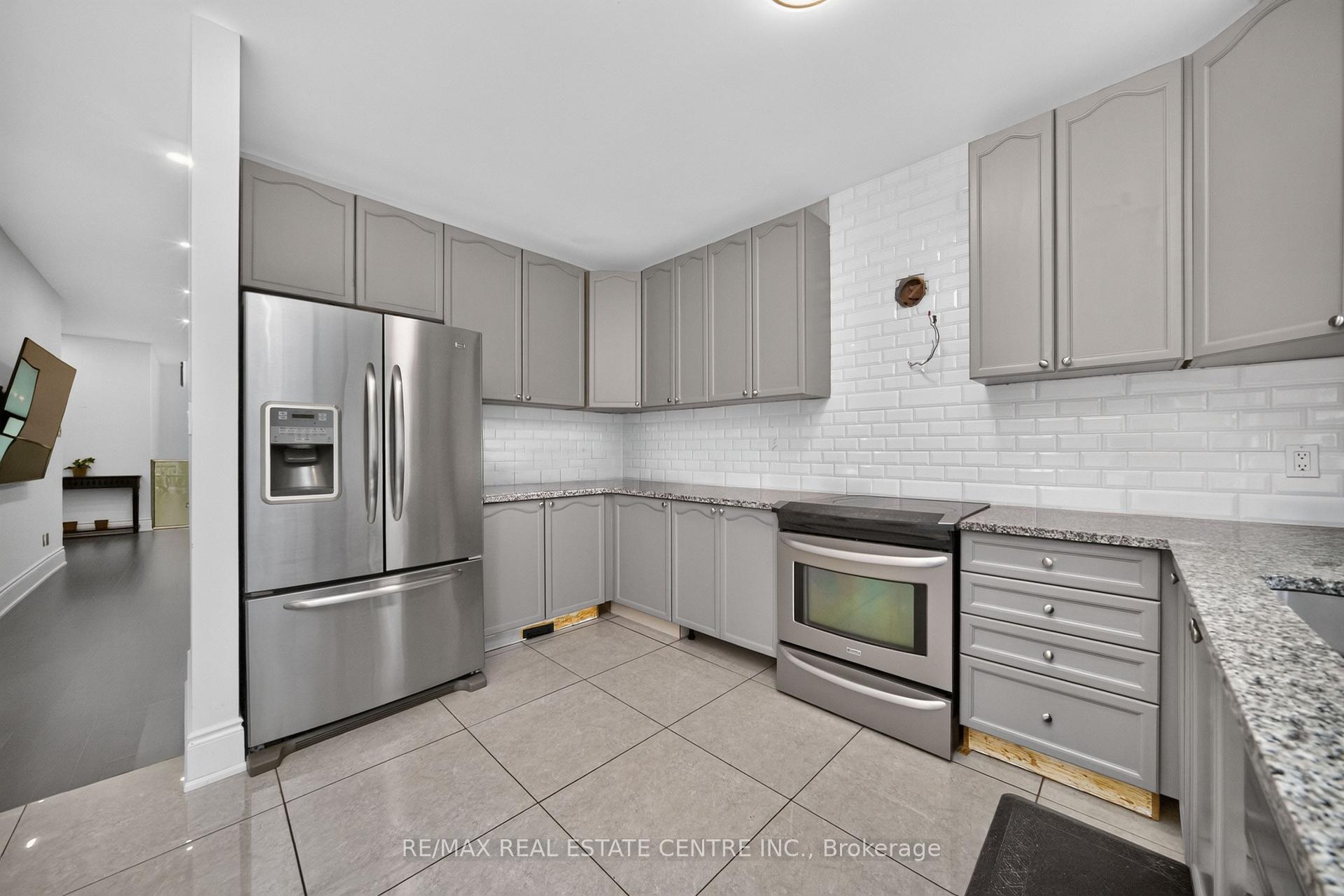 Photo 10 of 3 Twin Willow Crescent, Brampton, Snelgrove — HOMEH