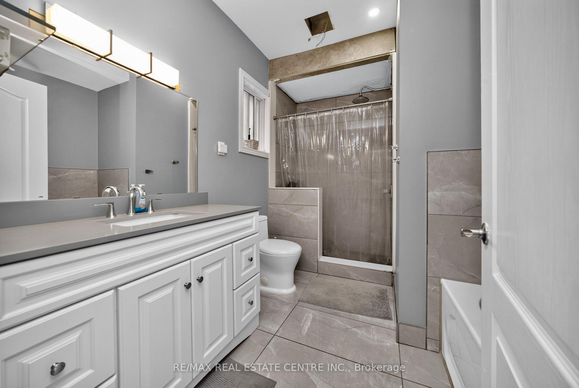 Photo 13 of 3 Twin Willow Crescent, Brampton, Snelgrove — HOMEH