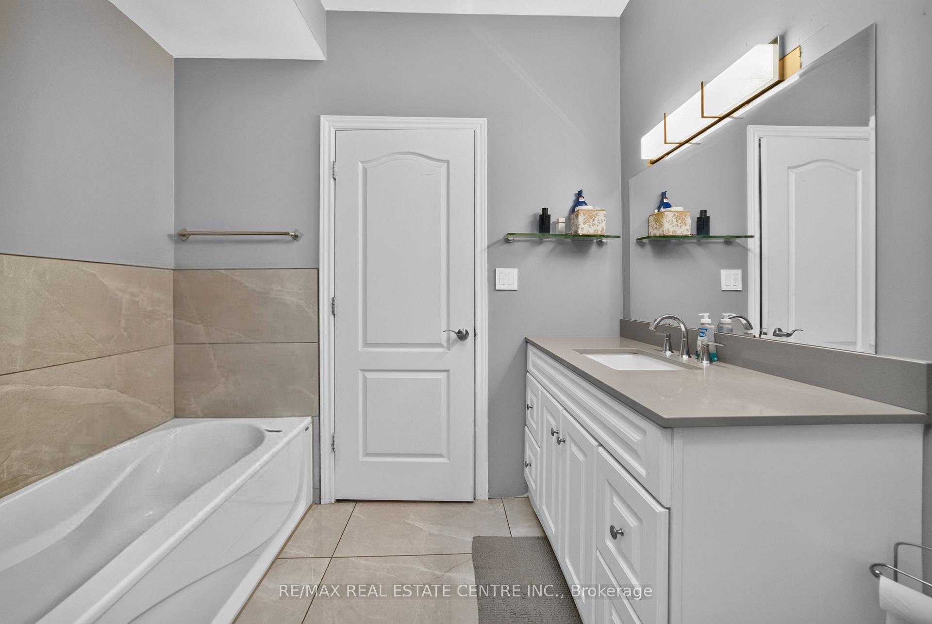 Photo 14 of 3 Twin Willow Crescent, Brampton, Snelgrove — HOMEH