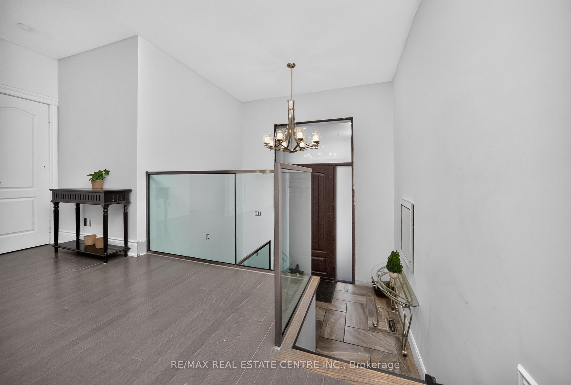 Photo 17 of 3 Twin Willow Crescent, Brampton, Snelgrove — HOMEH