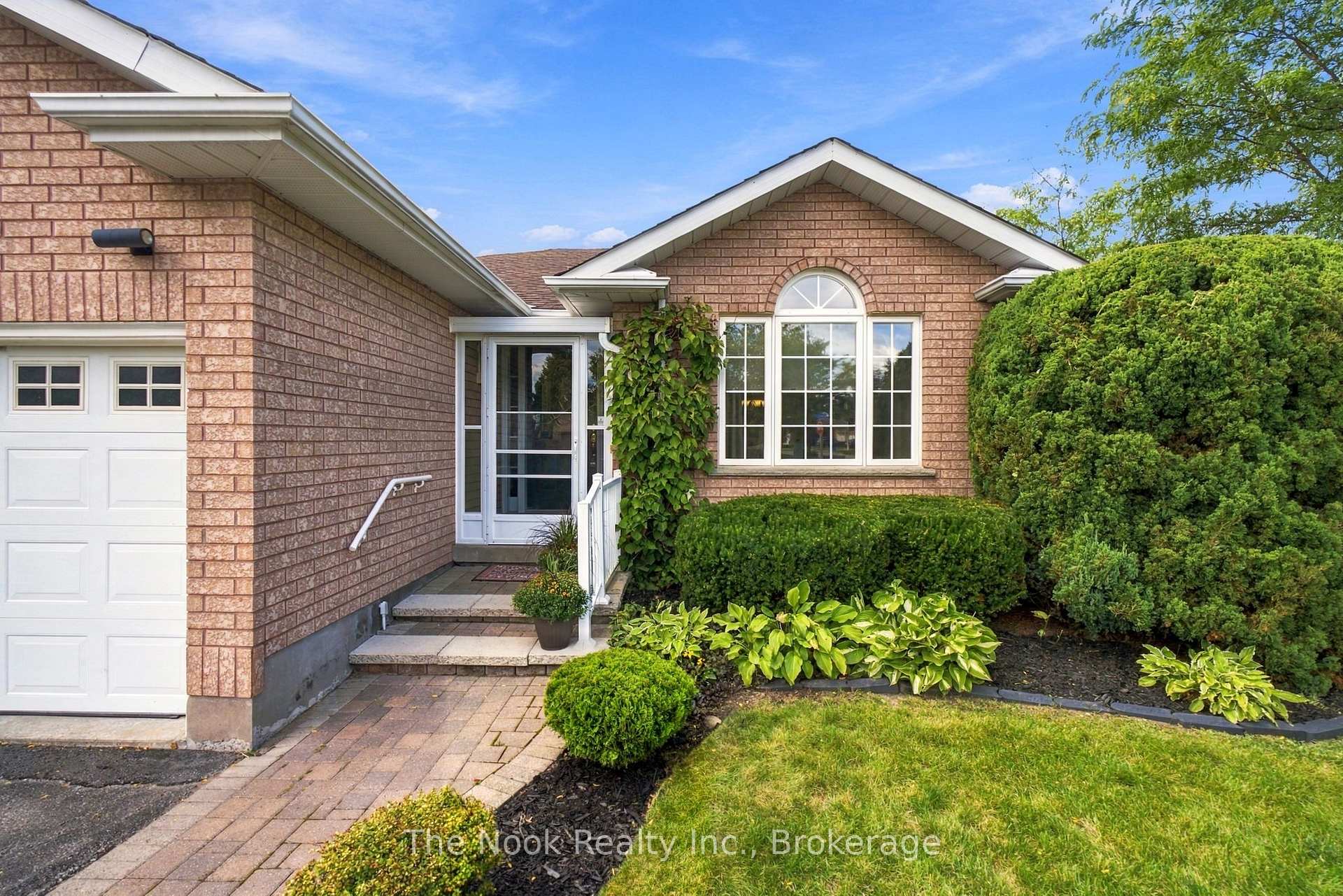 Photo 3 of 1633 Erindale Crescent, Oshawa, Samac — HOMEH