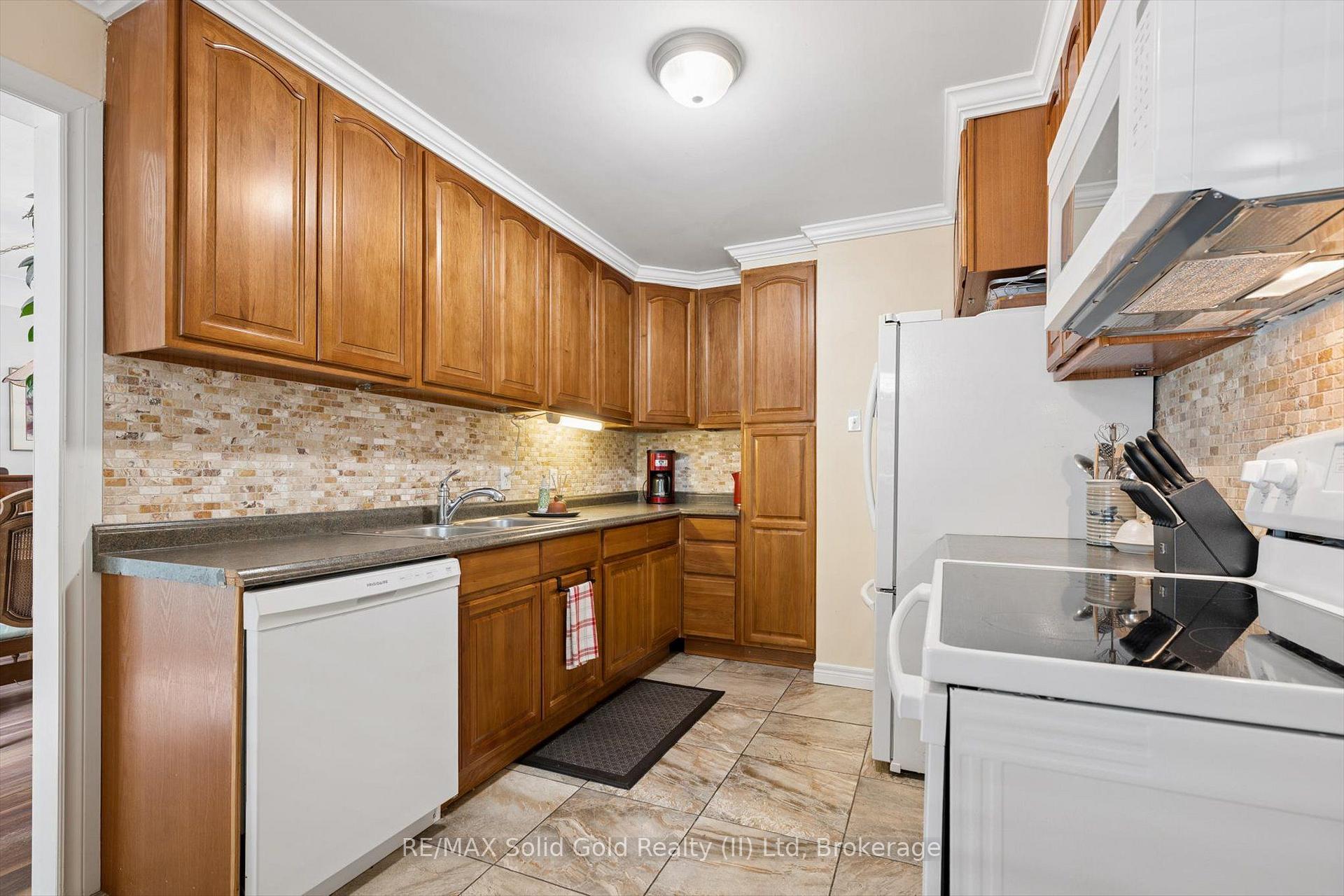 Photo 15 of 35 Edinburgh Road, Kitchener, Heritage Park/Rosemount — HOMEH