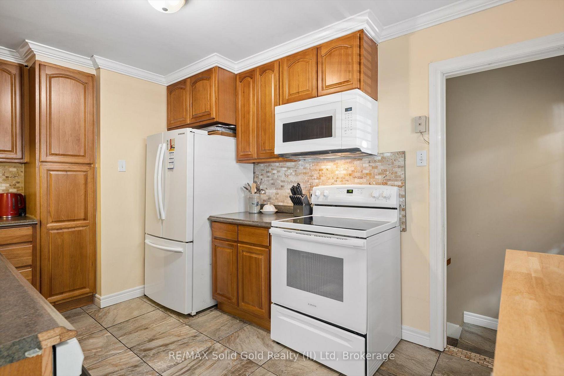 Photo 17 of 35 Edinburgh Road, Kitchener, Heritage Park/Rosemount — HOMEH
