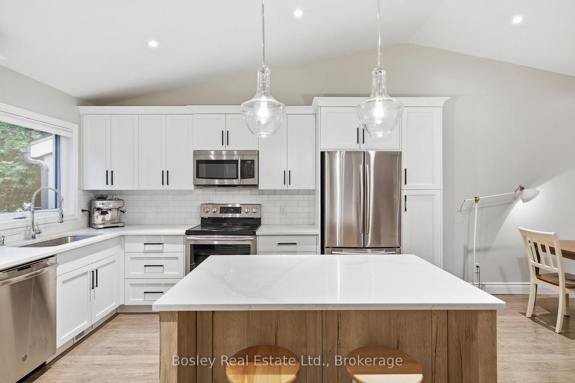 Photo 5 of Unit 3, 100 Fairway Crescent, Collingwood — HOMEH