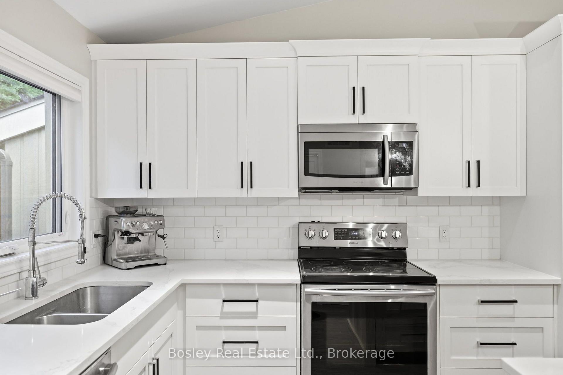Photo 8 of Unit 3, 100 Fairway Crescent, Collingwood — HOMEH