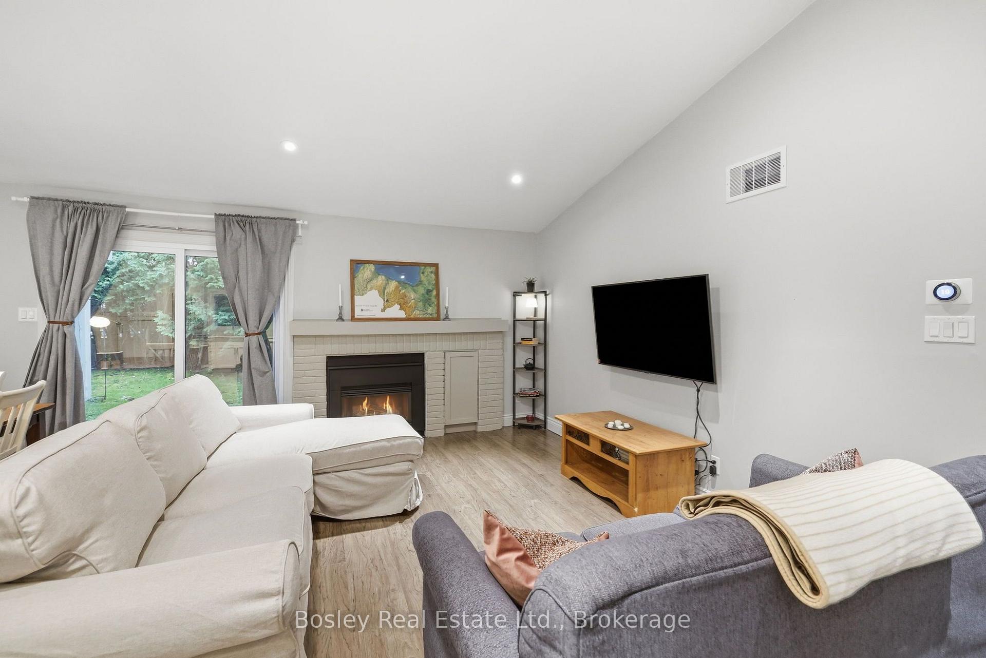 Photo 11 of Unit 3, 100 Fairway Crescent, Collingwood — HOMEH
