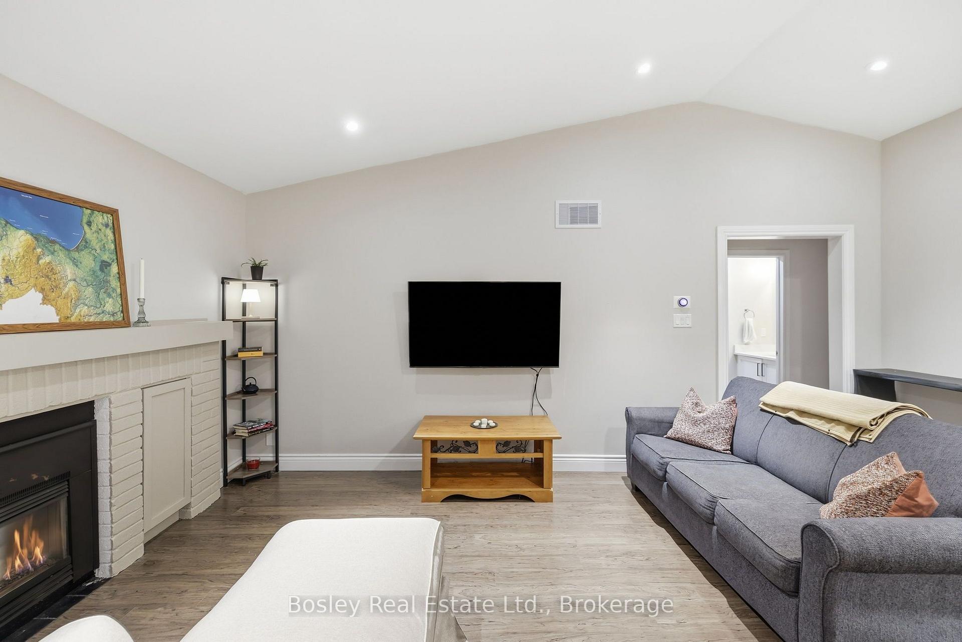 Photo 12 of Unit 3, 100 Fairway Crescent, Collingwood — HOMEH