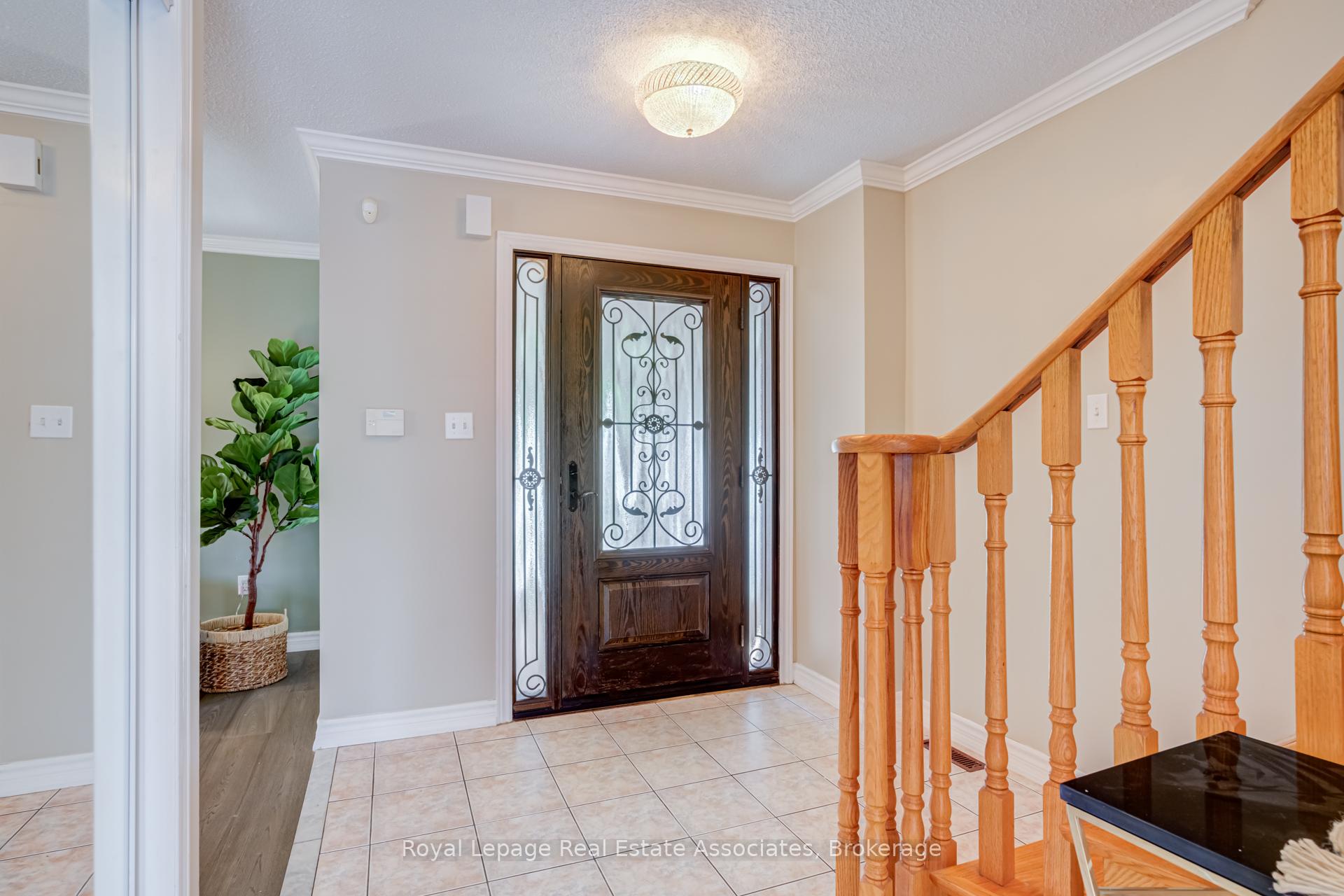 Photo 3 of 5453 Middleport Crescent, Mississauga, Hurontario — HOMEH