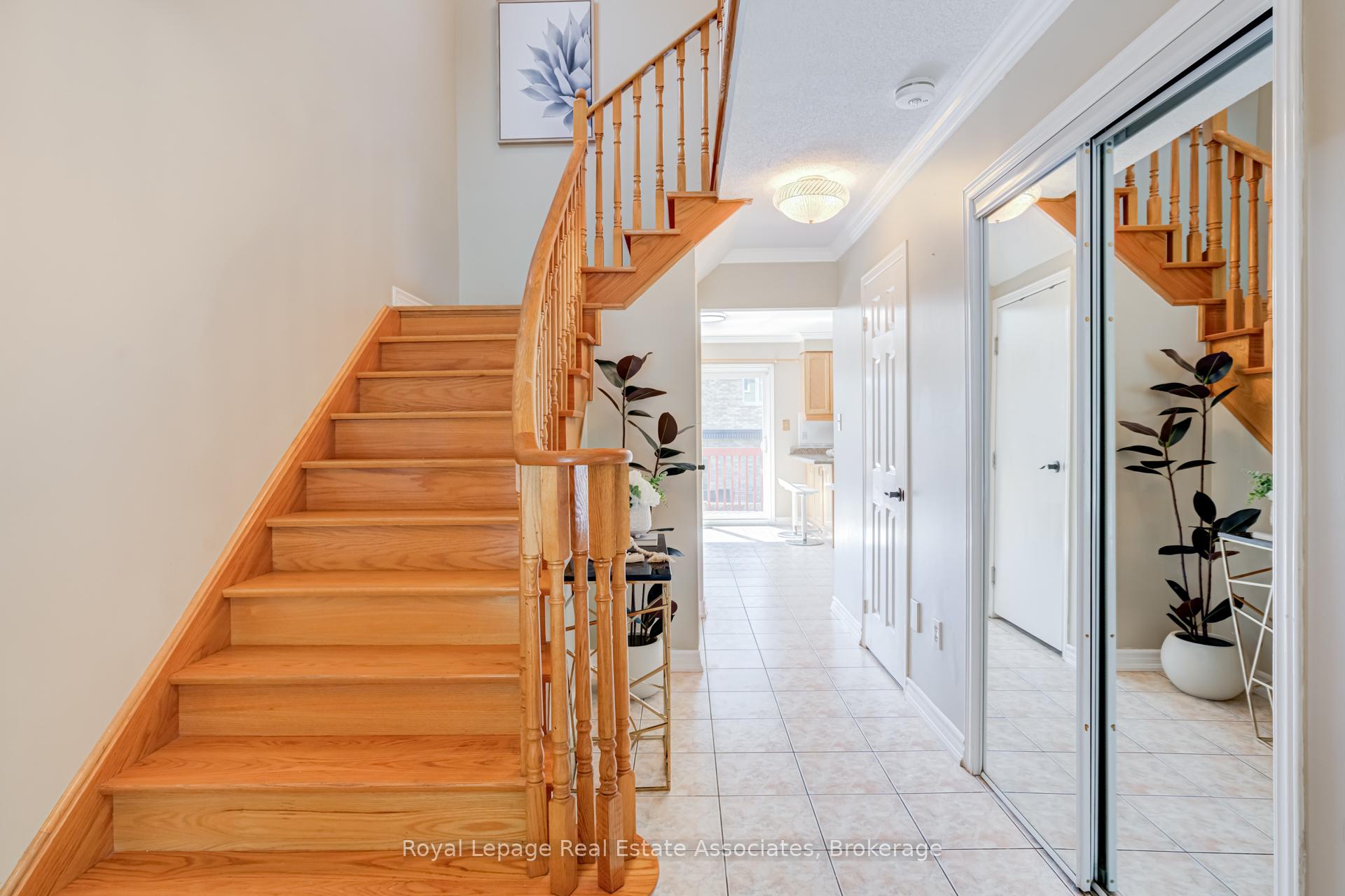 Photo 4 of 5453 Middleport Crescent, Mississauga, Hurontario — HOMEH