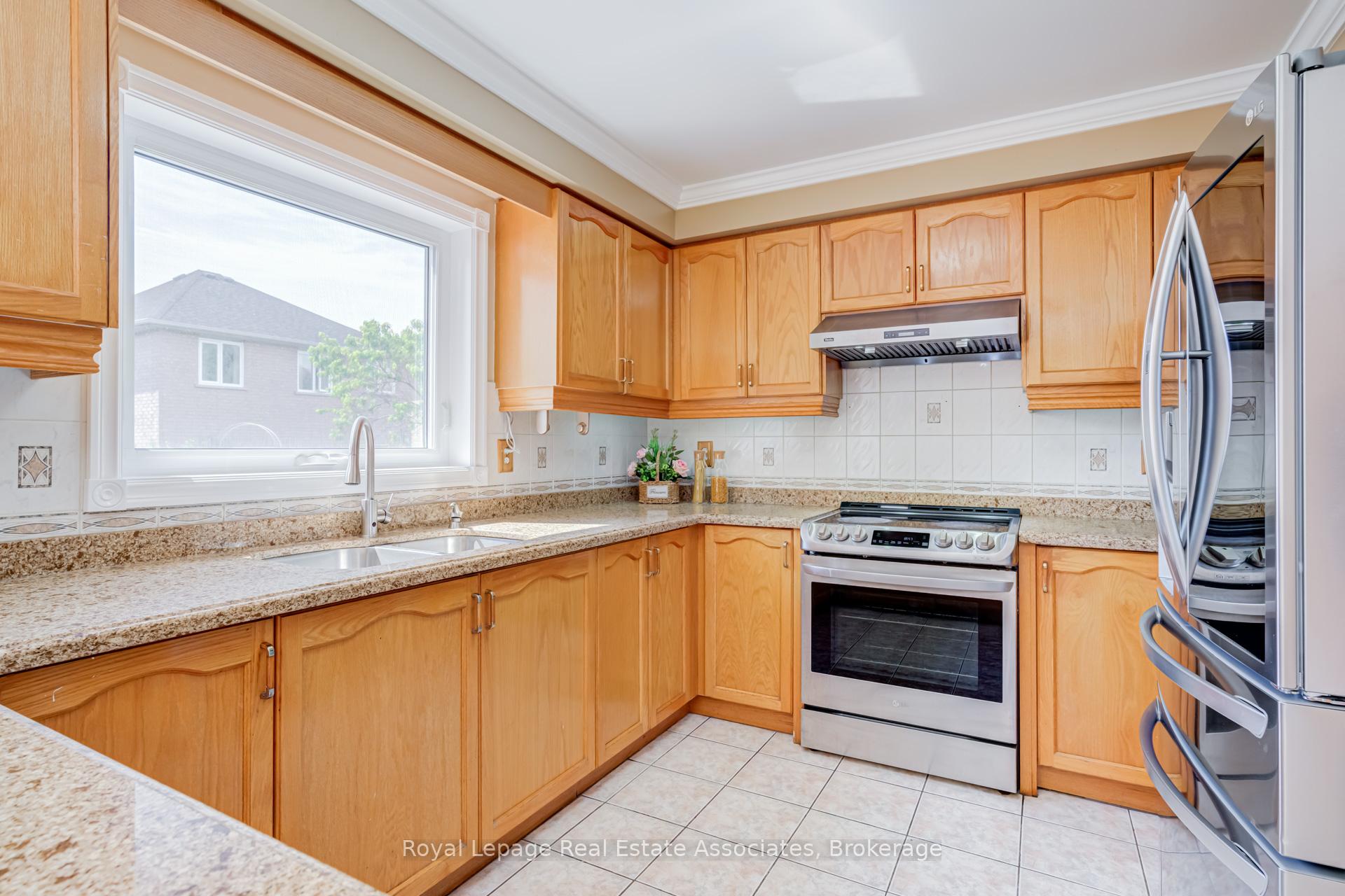 Photo 9 of 5453 Middleport Crescent, Mississauga, Hurontario — HOMEH