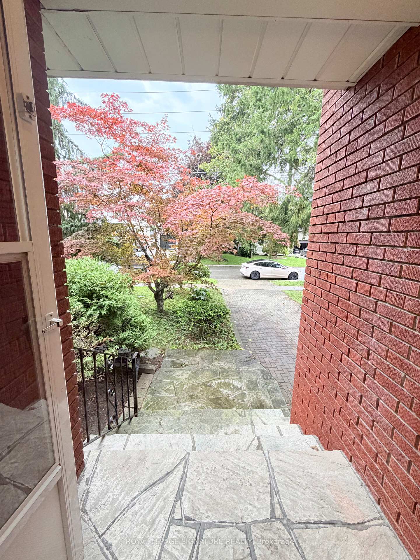 Photo 4 of Unit Main, 36 Royalavon Crescent, Etobicoke, Islington-City Centre West — HOMEH