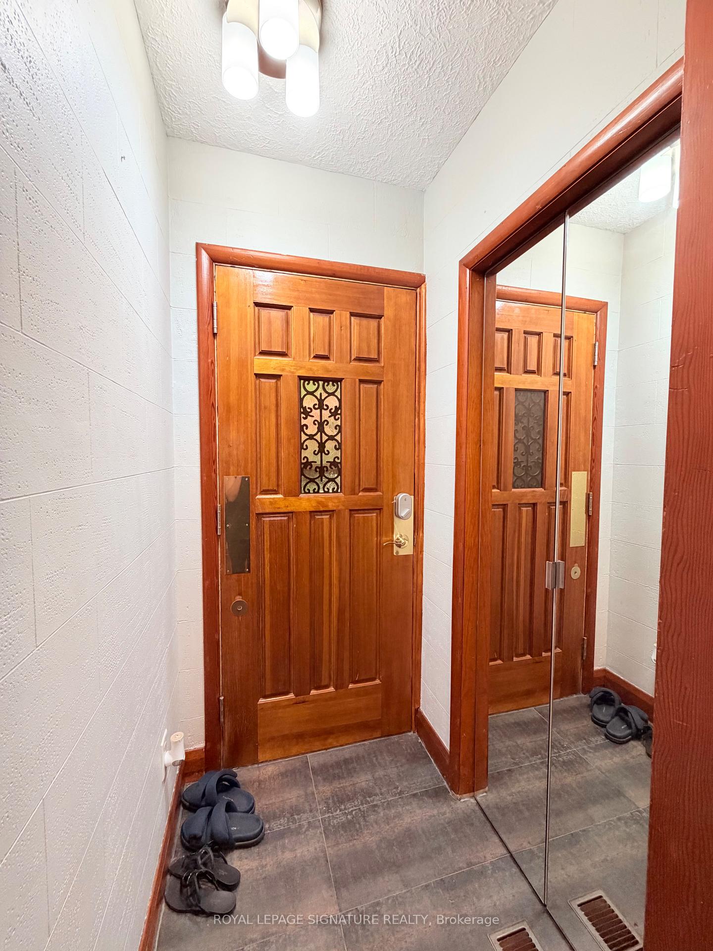 Photo 5 of Unit Main, 36 Royalavon Crescent, Etobicoke, Islington-City Centre West — HOMEH