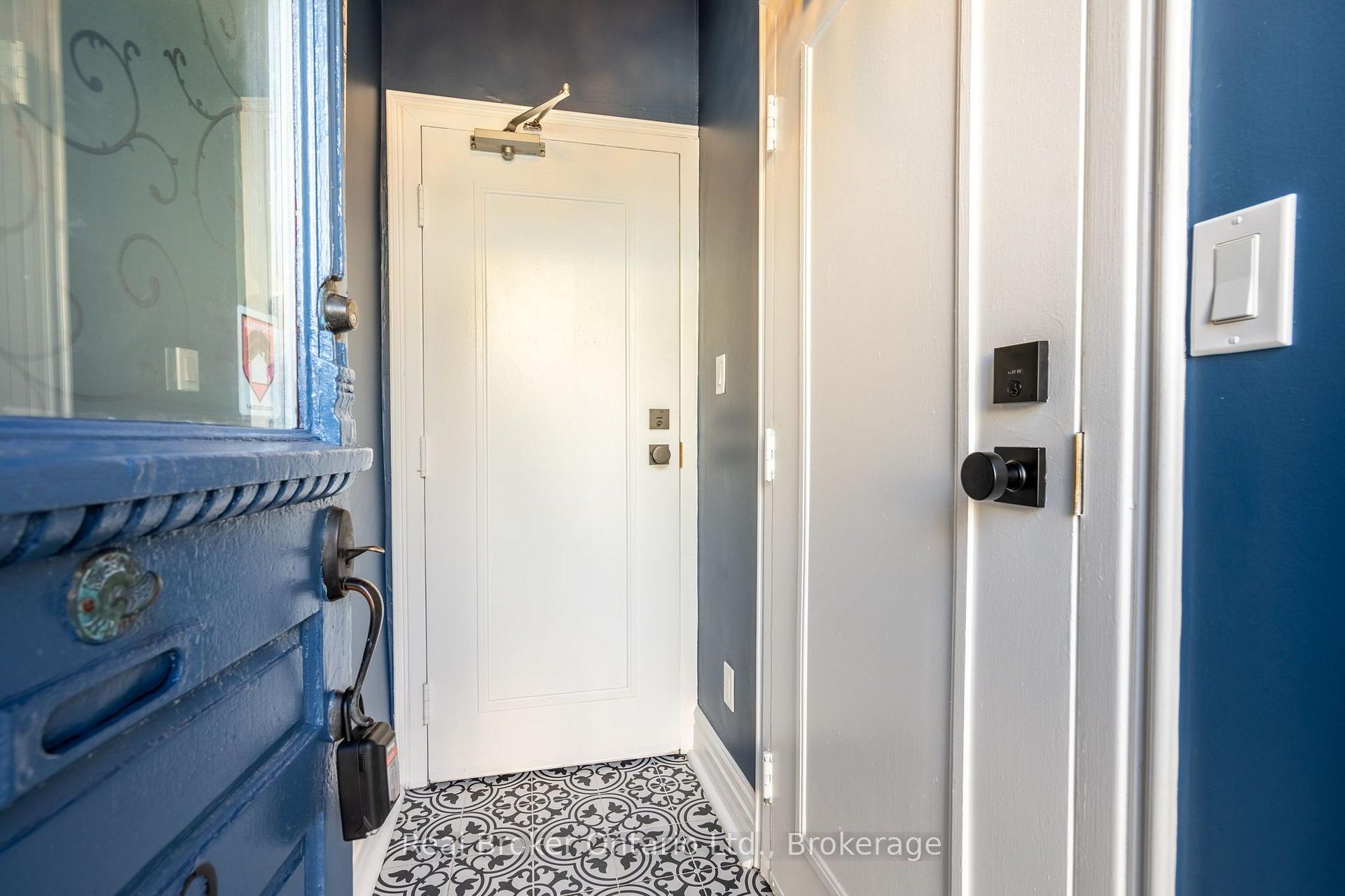 Photo 4 of Unit 2, 279 Main Street W, Hamilton, Kirkendall — HOMEH