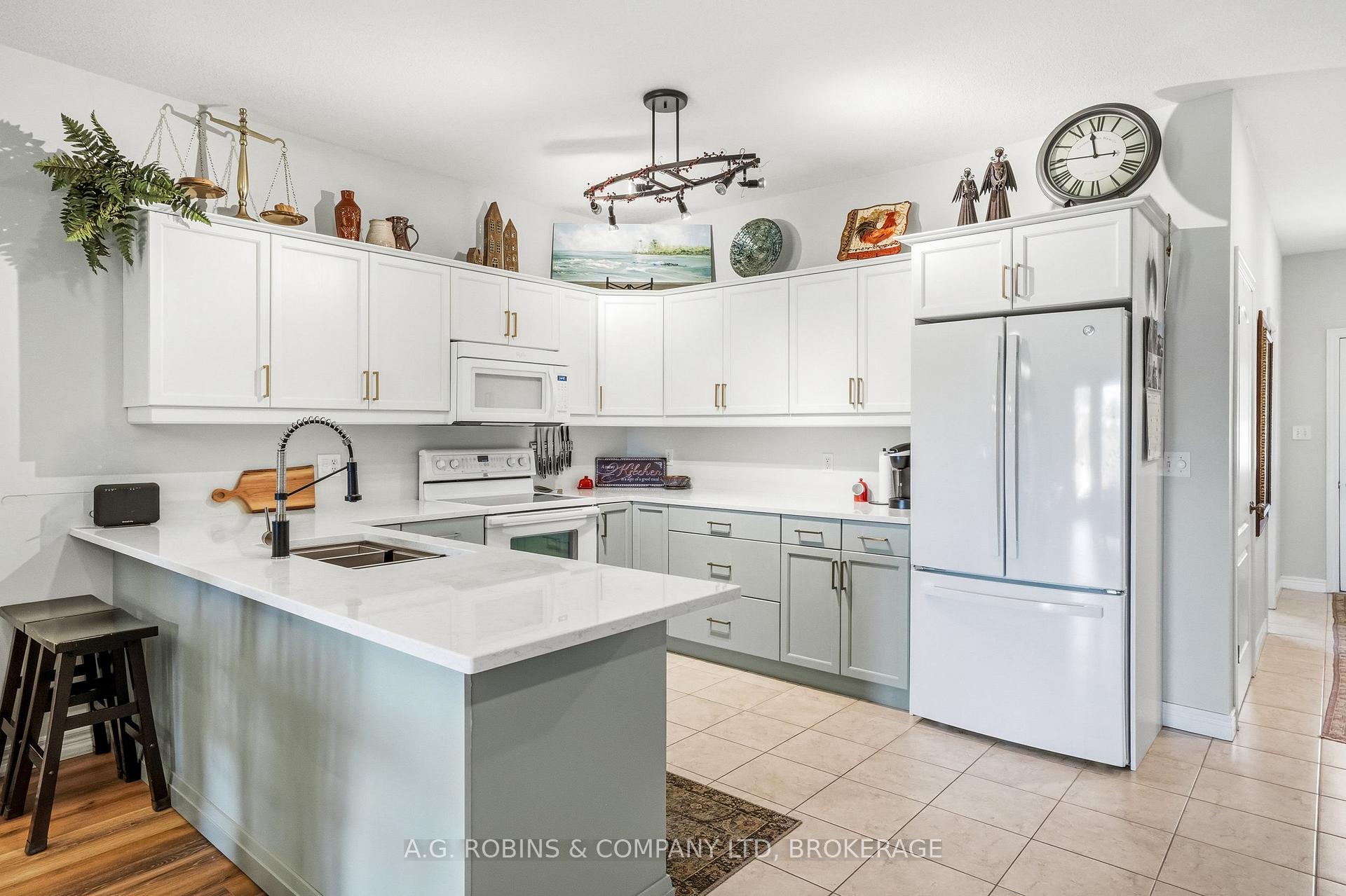 Photo 10 of 98 Maple Street, Port Colborne, Sugarloaf — HOMEH