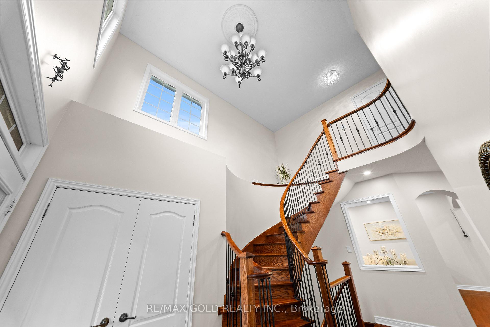 Photo 4 of 1 Daylilly Terrace, Brampton, Bram East — HOMEH