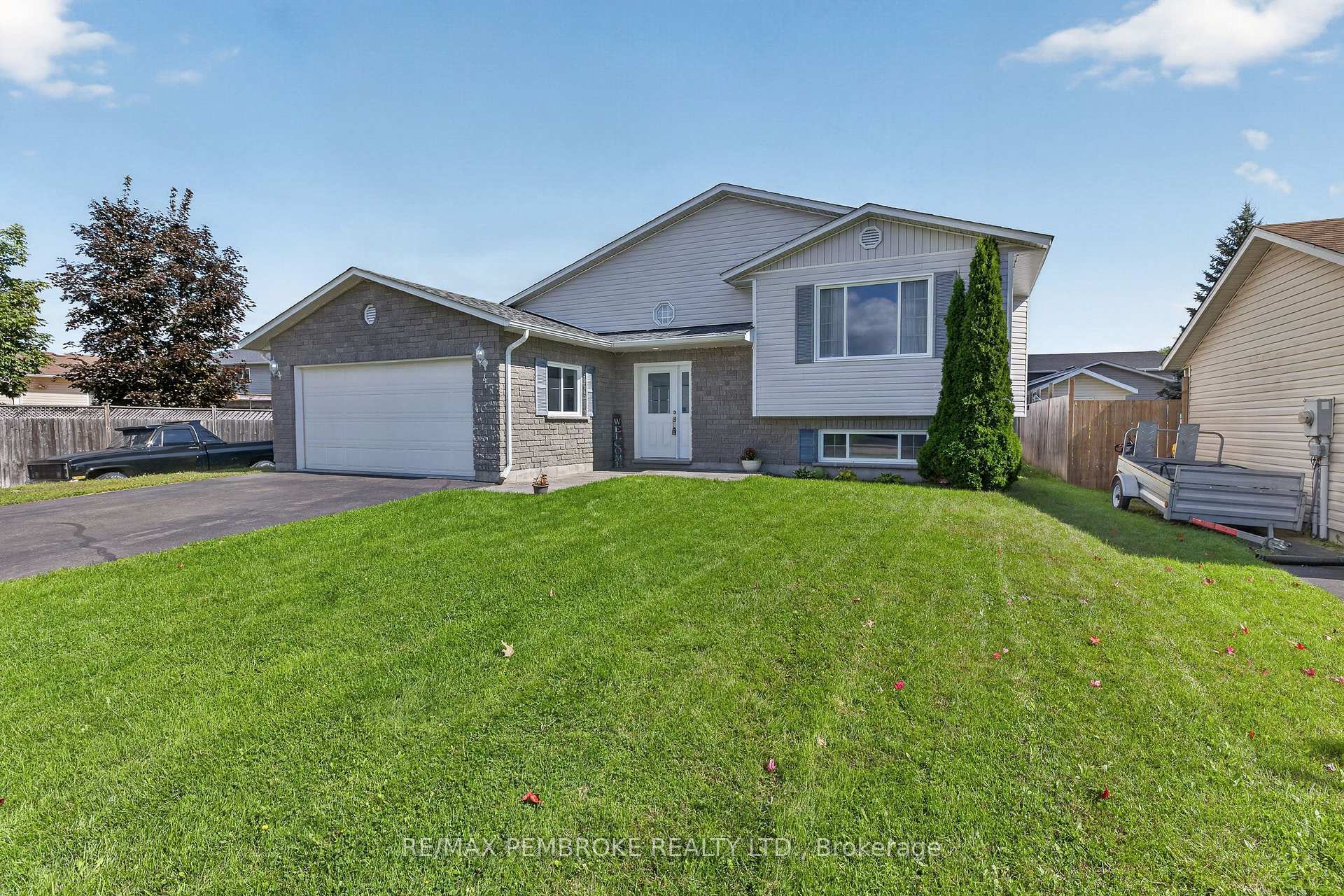 Photo 2 of 4 Winfield Street, Petawawa, Petawawa — HOMEH