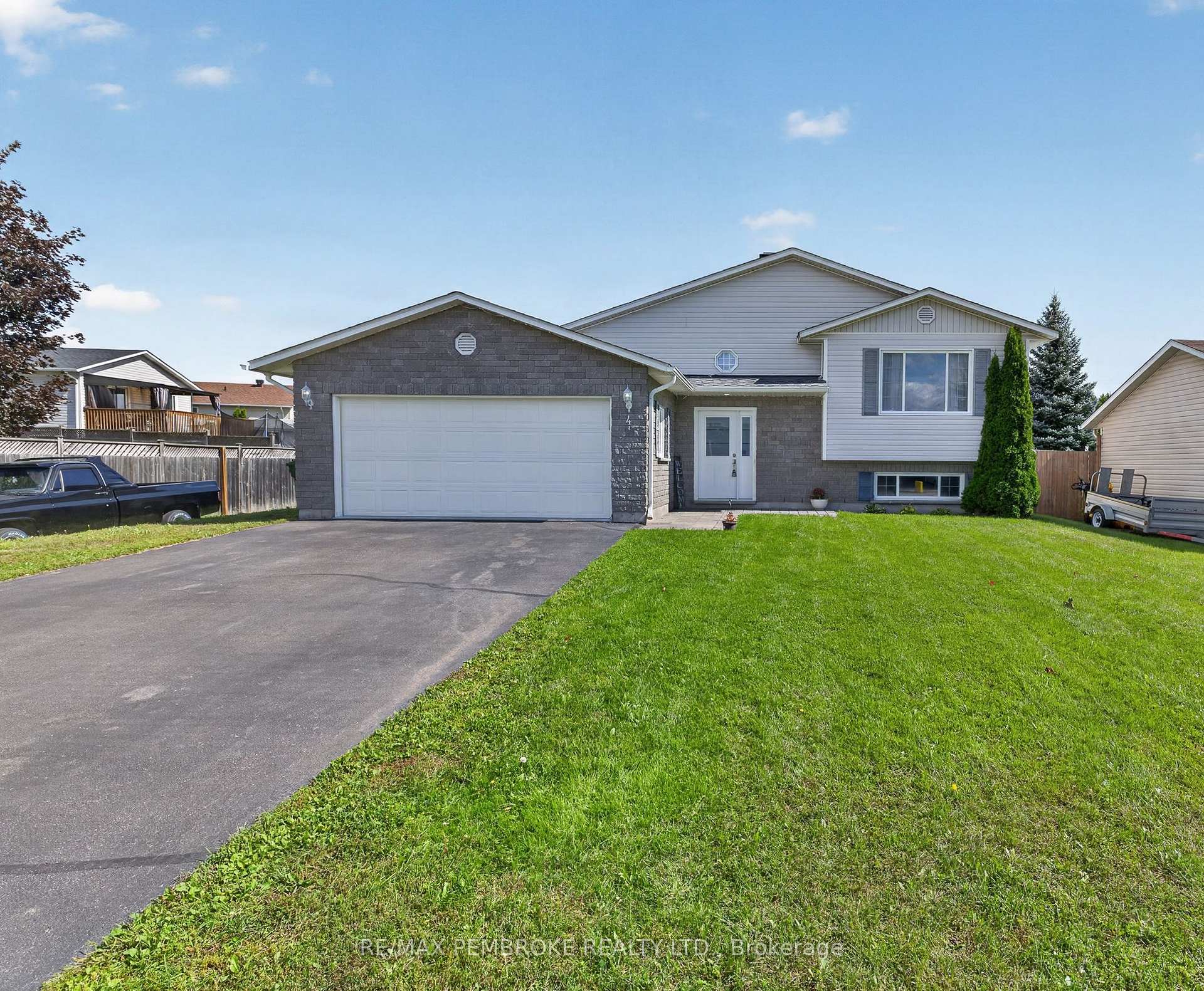 Photo 3 of 4 Winfield Street, Petawawa, Petawawa — HOMEH