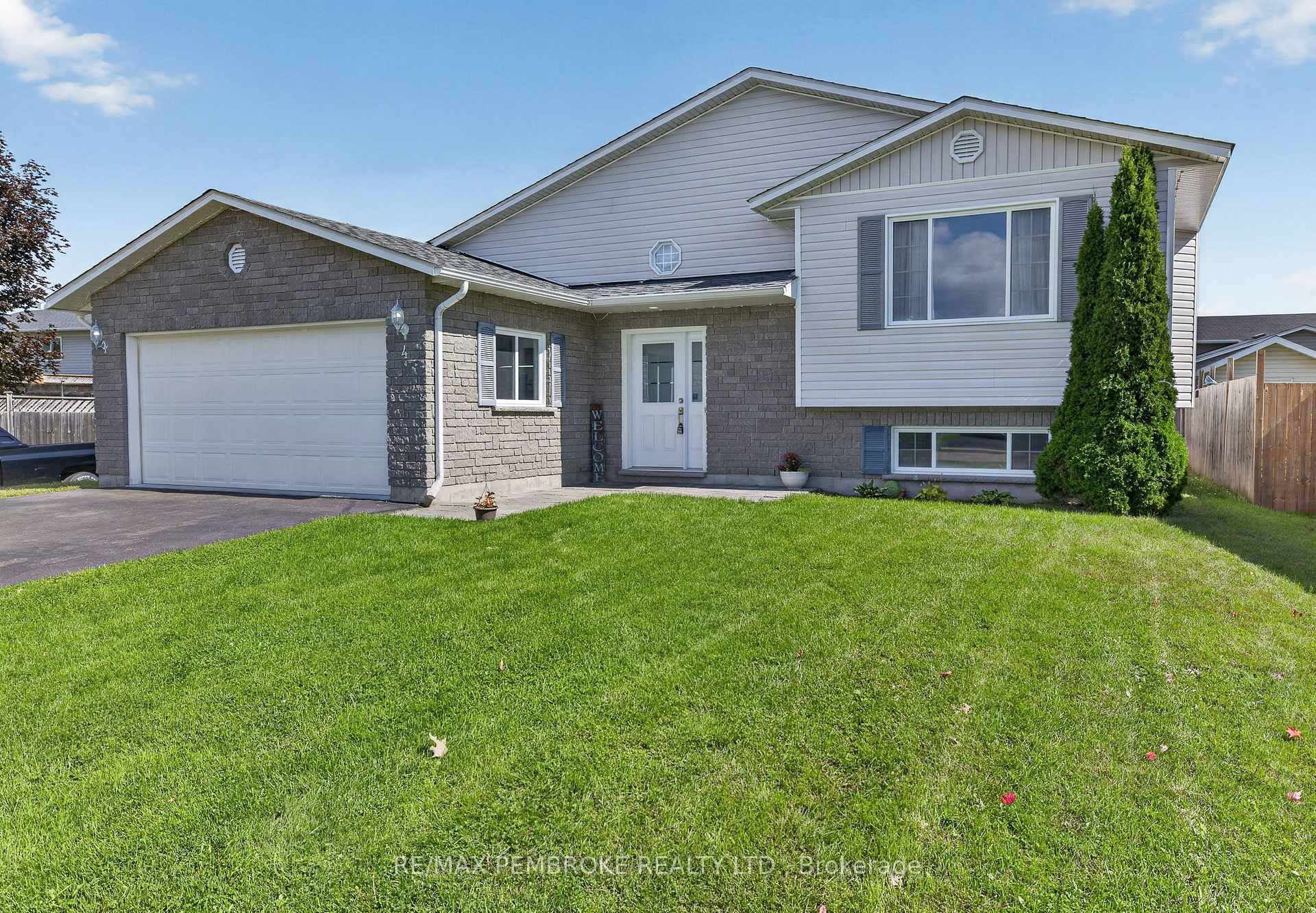 Photo 5 of 4 Winfield Street, Petawawa, Petawawa — HOMEH