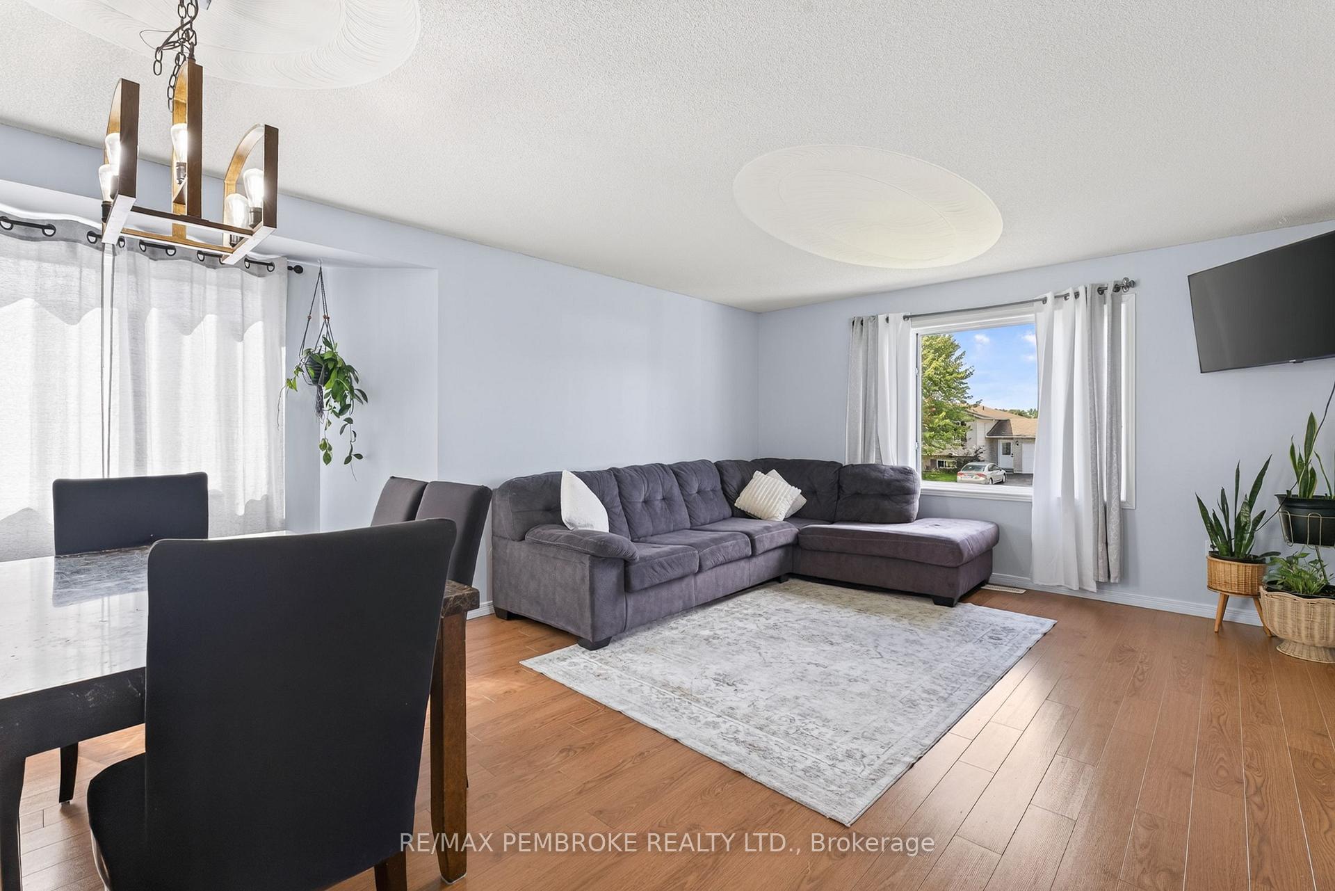 Photo 9 of 4 Winfield Street, Petawawa, Petawawa — HOMEH