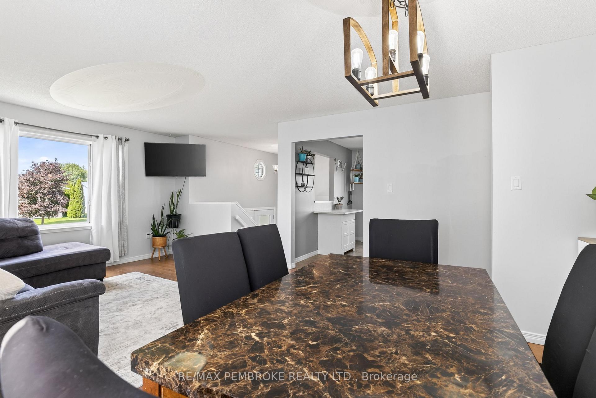 Photo 11 of 4 Winfield Street, Petawawa, Petawawa — HOMEH
