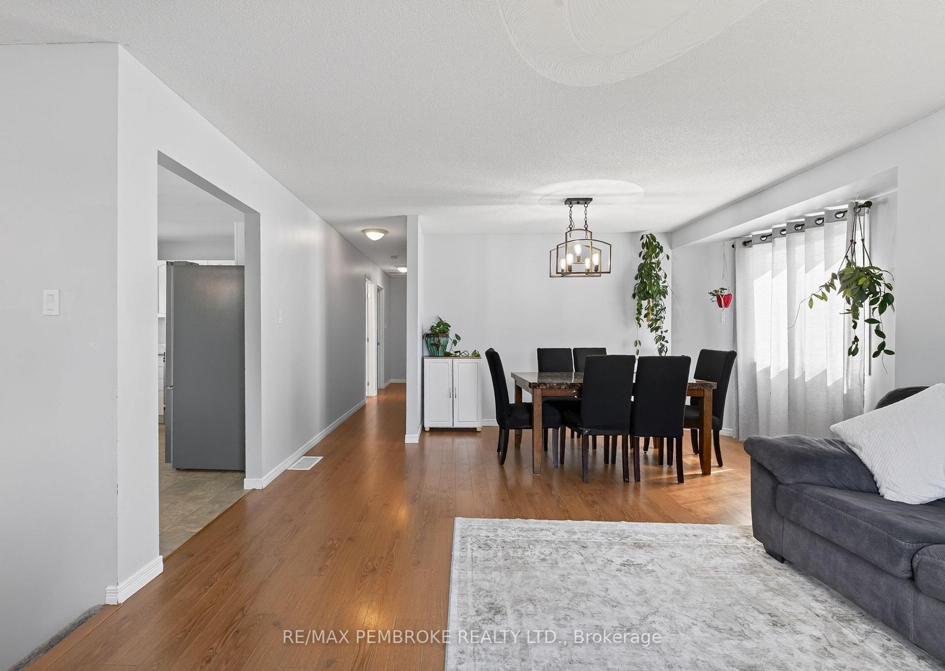 Photo 12 of 4 Winfield Street, Petawawa, Petawawa — HOMEH