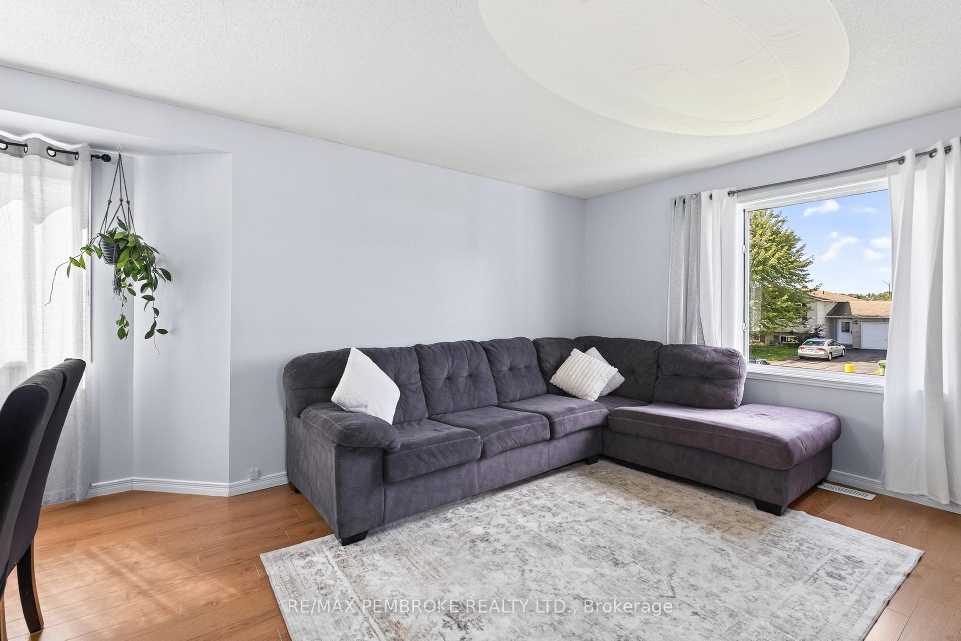 Photo 13 of 4 Winfield Street, Petawawa, Petawawa — HOMEH