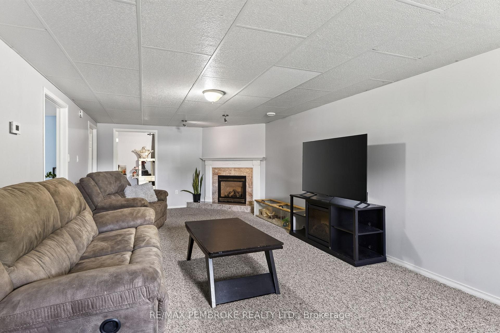 Photo 33 of 4 Winfield Street, Petawawa, Petawawa — HOMEH