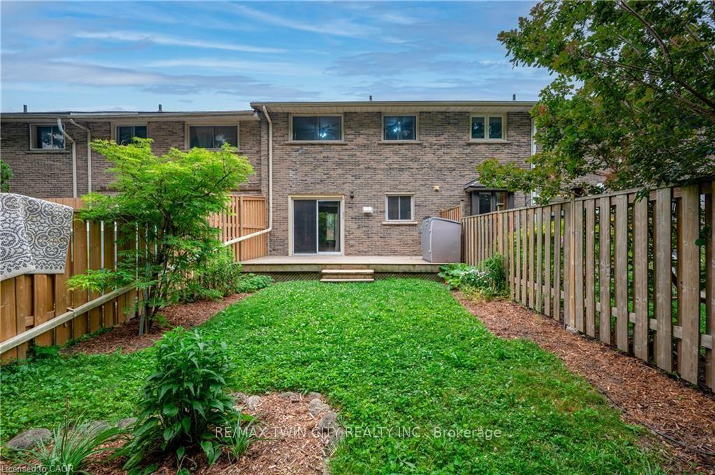 Photo 3 of 18 Ralgreen Crescent, Kitchener, Victoria Hills — HOMEH