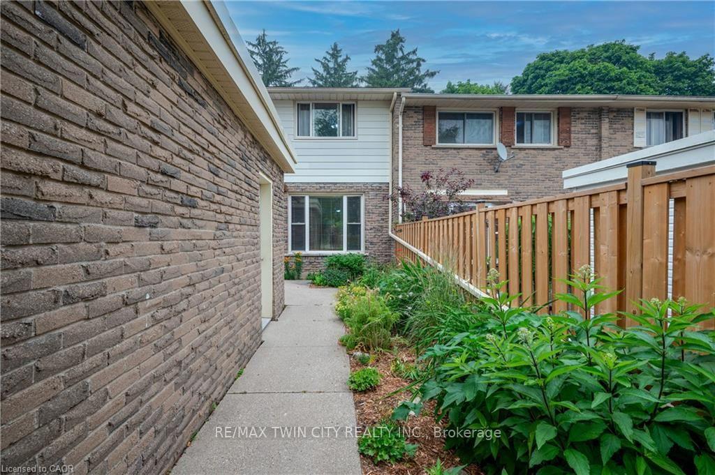 Photo 4 of 18 Ralgreen Crescent, Kitchener, Victoria Hills — HOMEH