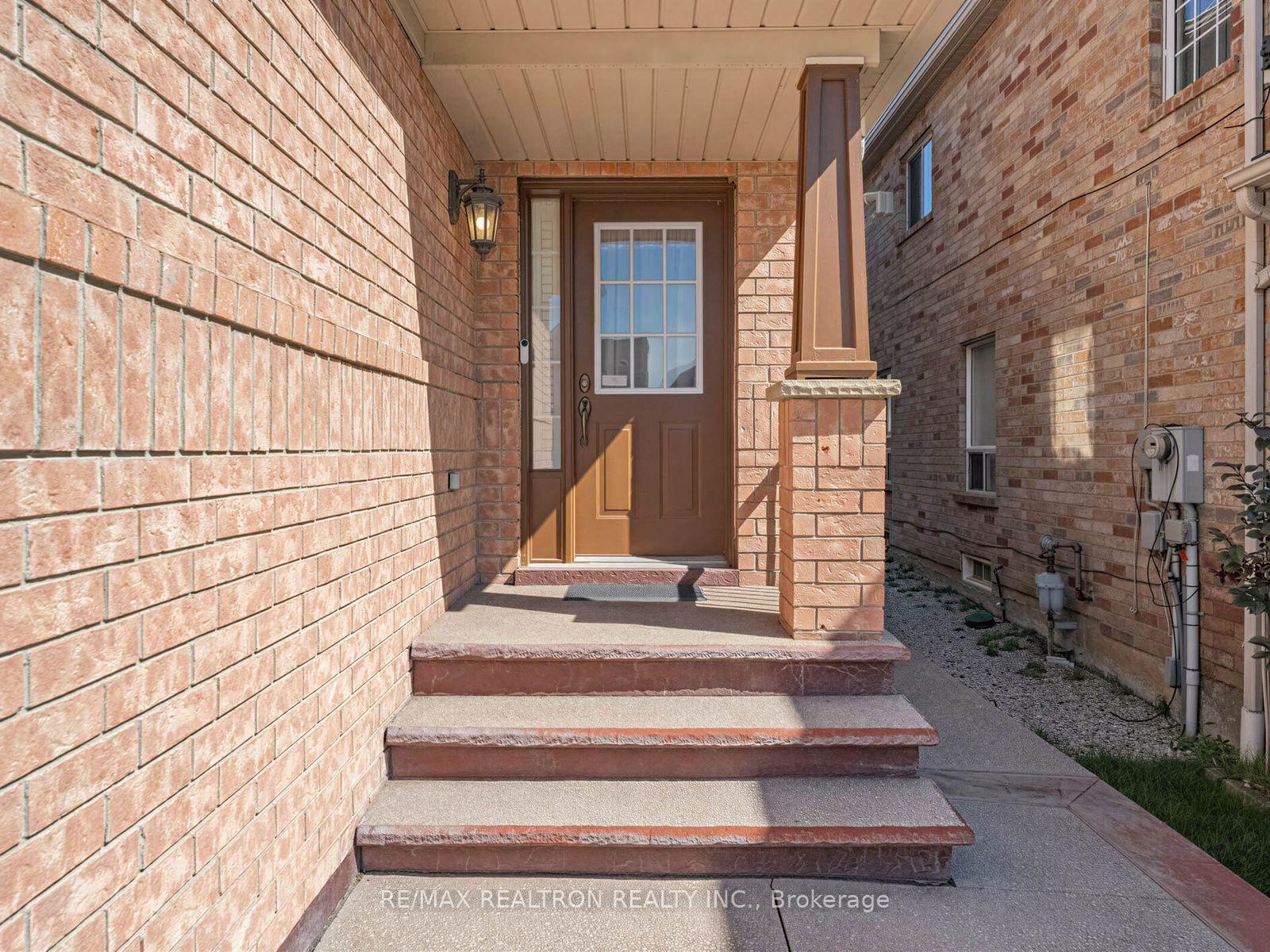 Photo 3 of 4841 Apple Blossom Circle, Mississauga, East Credit — HOMEH