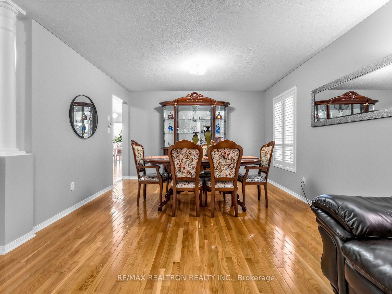 Photo 7 of 4841 Apple Blossom Circle, Mississauga, East Credit — HOMEH