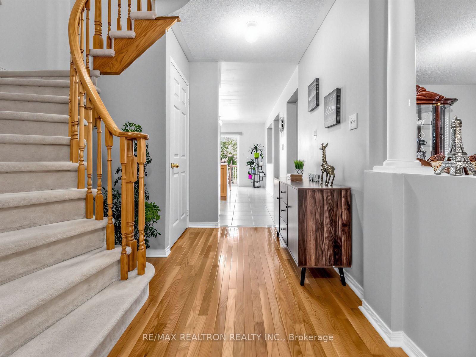 Photo 11 of 4841 Apple Blossom Circle, Mississauga, East Credit — HOMEH
