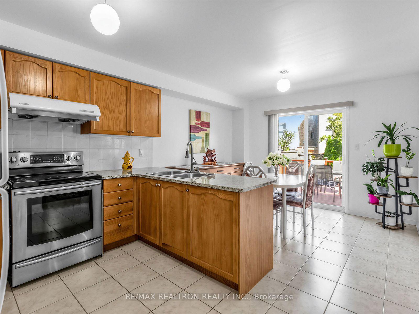Photo 12 of 4841 Apple Blossom Circle, Mississauga, East Credit — HOMEH