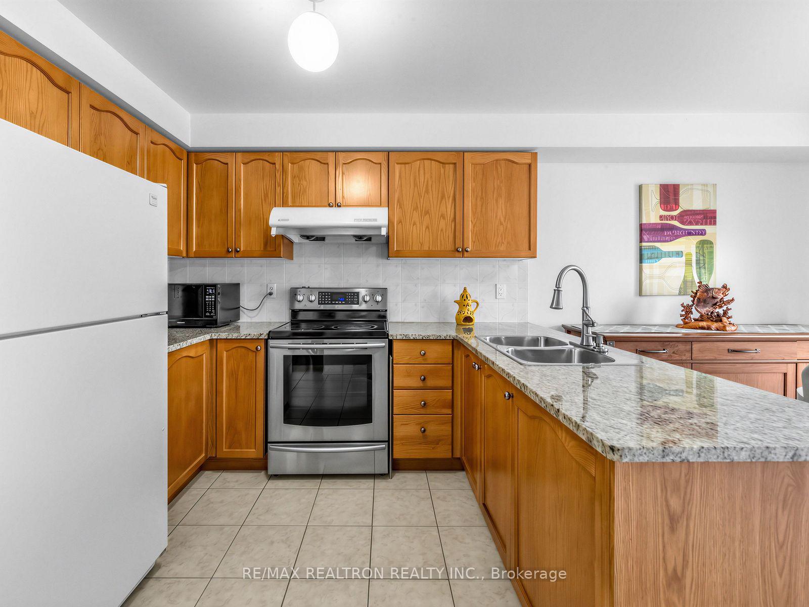 Photo 13 of 4841 Apple Blossom Circle, Mississauga, East Credit — HOMEH